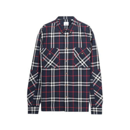 패션 체크 패턴의 남성 셔츠