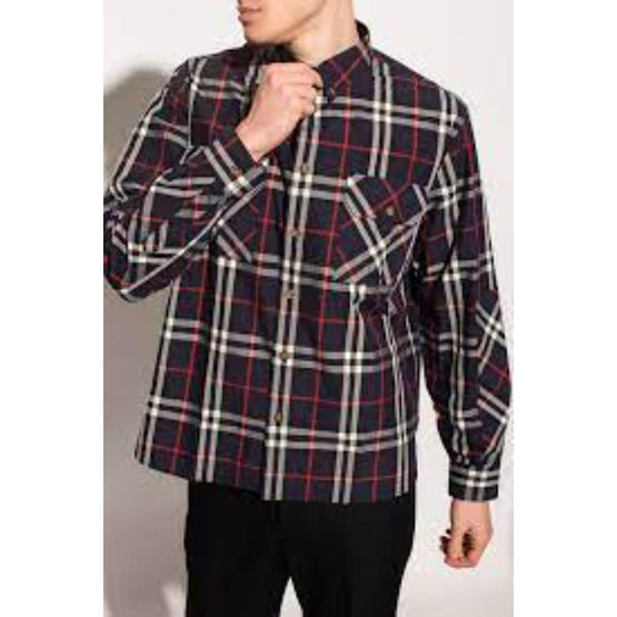 패션 체크 패턴의 남성 셔츠