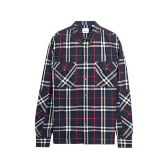 패션 체크 패턴의 남성 셔츠