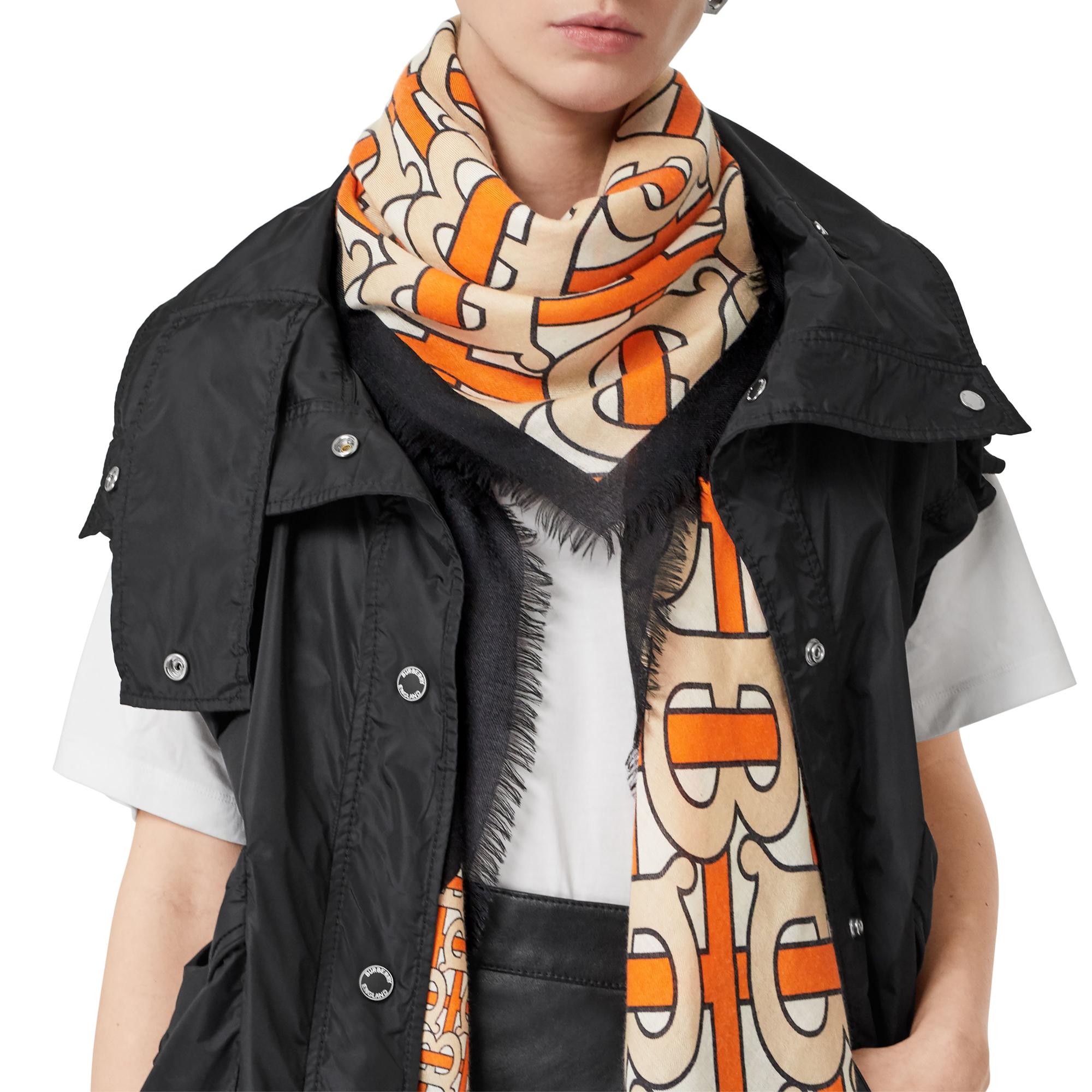 라지 모노그램 프린트 캐시미어 스퀘어 스카프