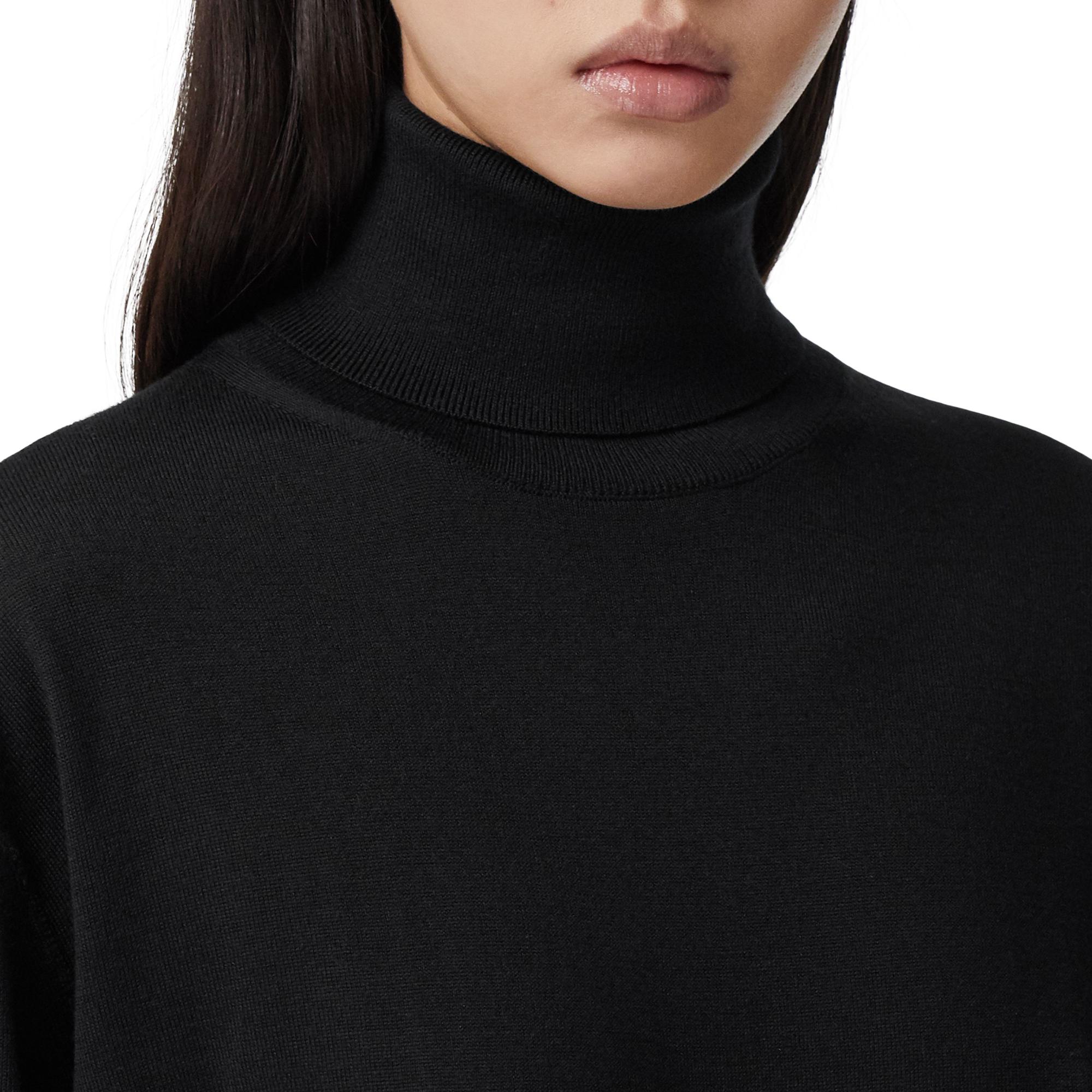 로고 테이프 울 실크 롤넥 스웨터