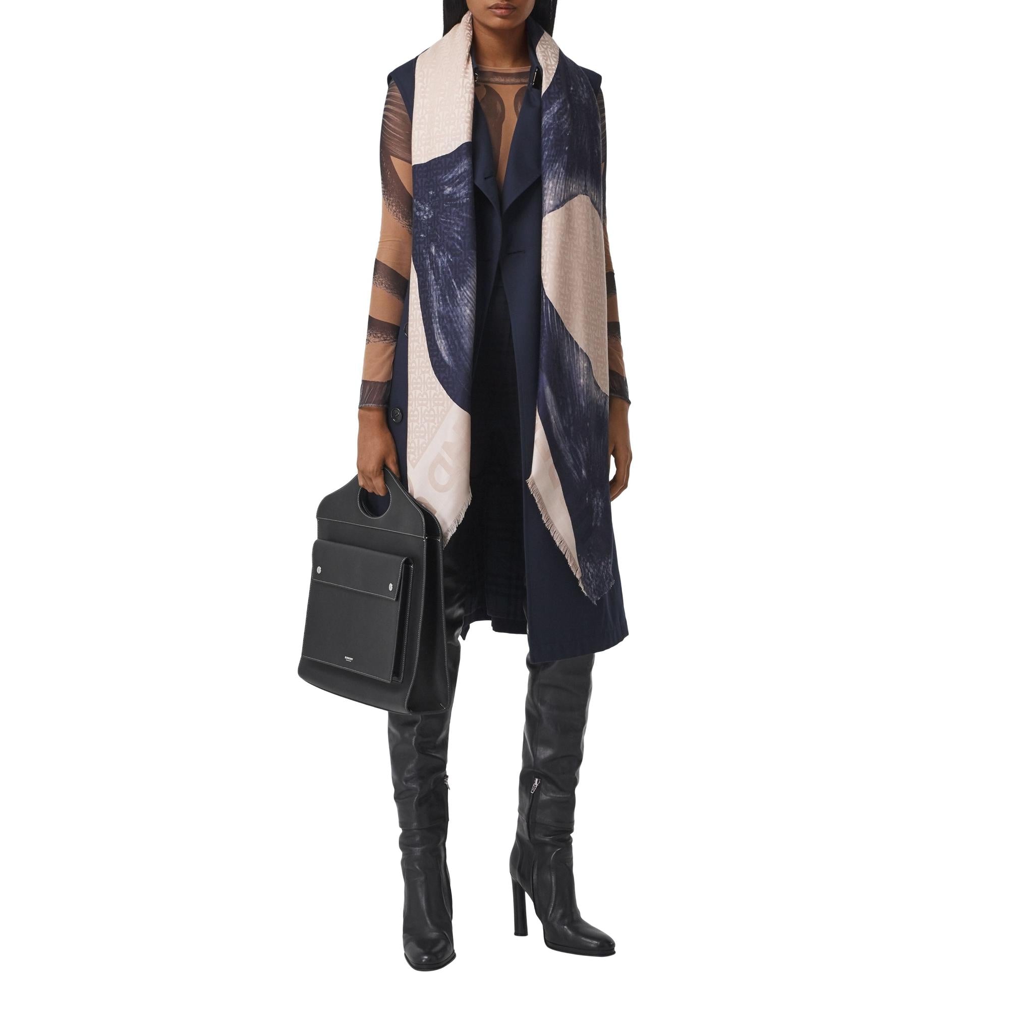 라지 머메이드 테일 프린트 실크 울 스퀘어 스카프