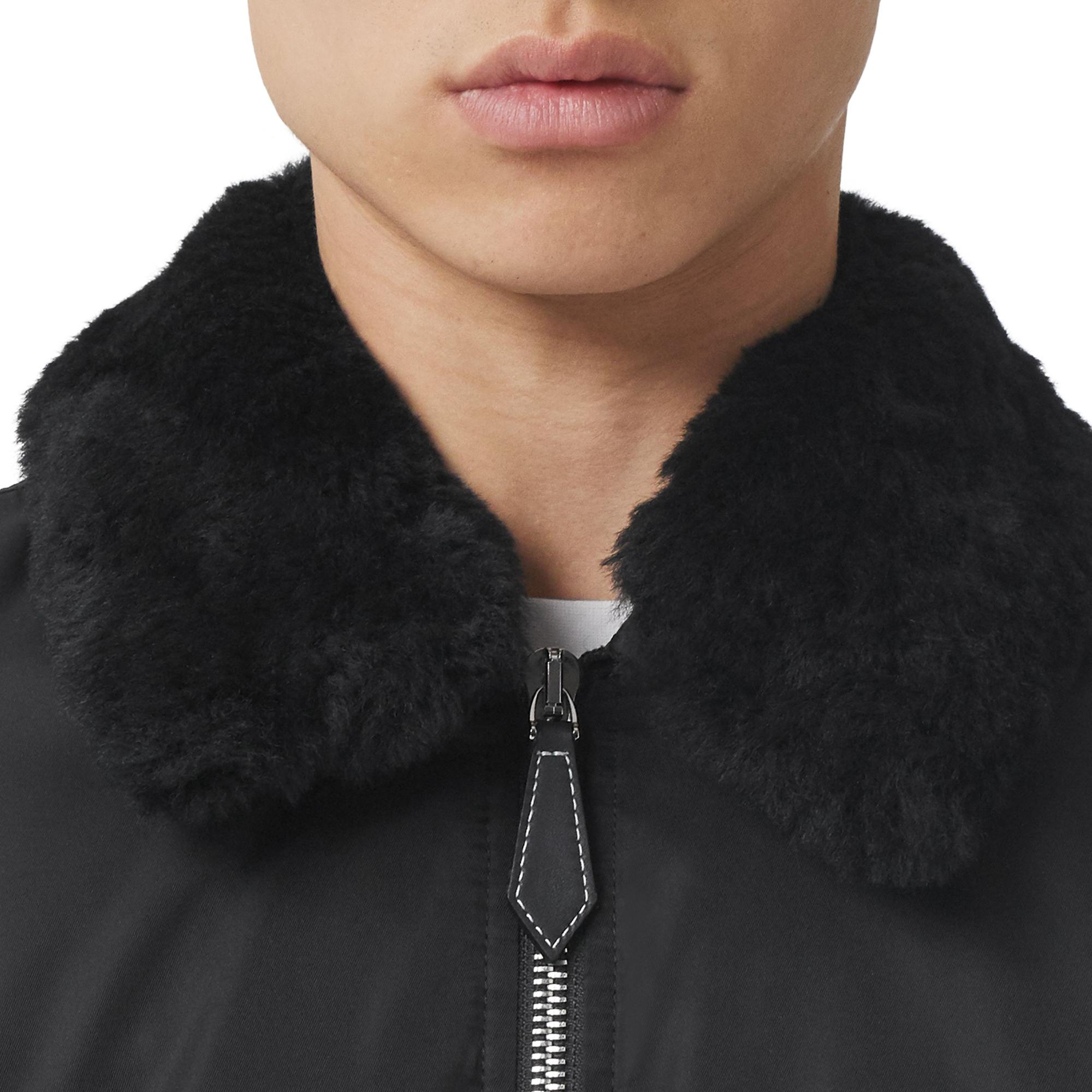 디태처블 시얼링 칼라 나일론 보머 재킷