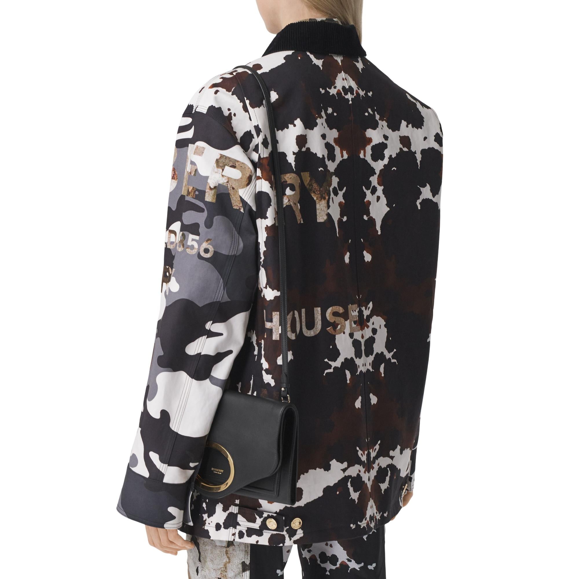 스몰 핸들 디테일 레더 포켓 클러치