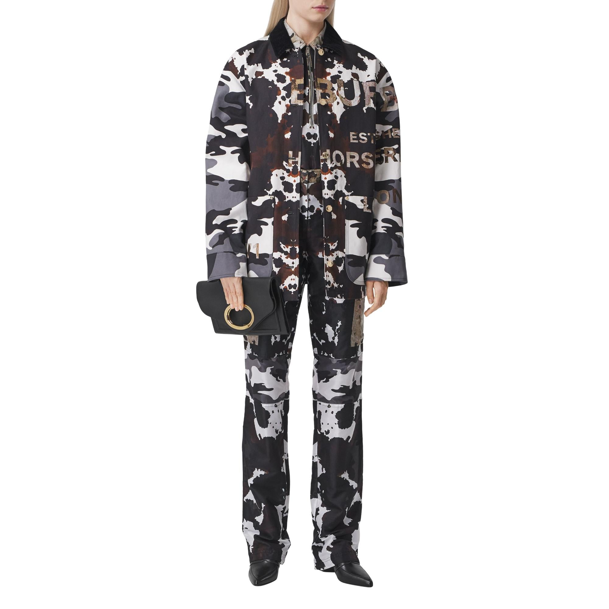 스몰 핸들 디테일 레더 포켓 클러치