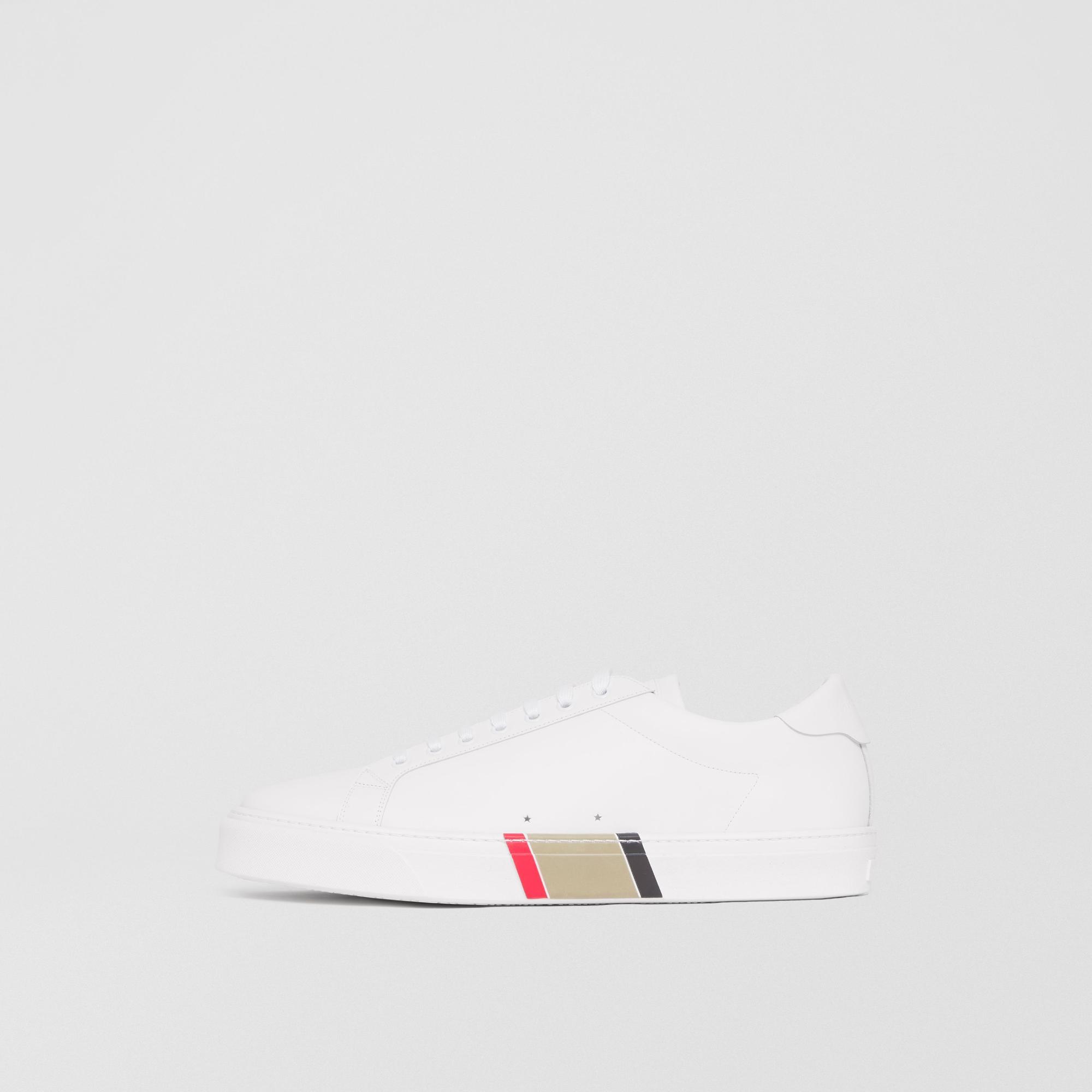 스트라이프 디테일 레더 스니커즈