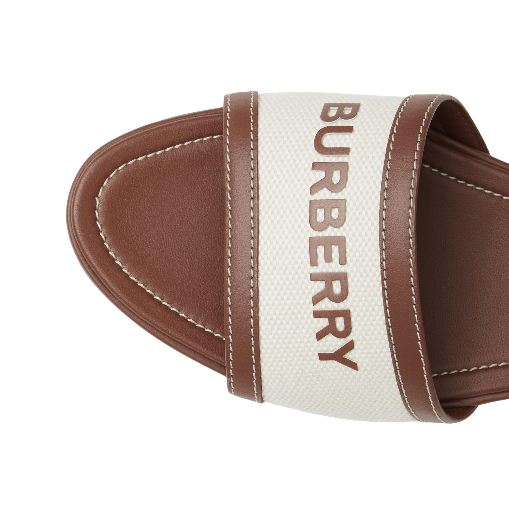 와이드핏 로고 프린트 레더 캔버스 샌들