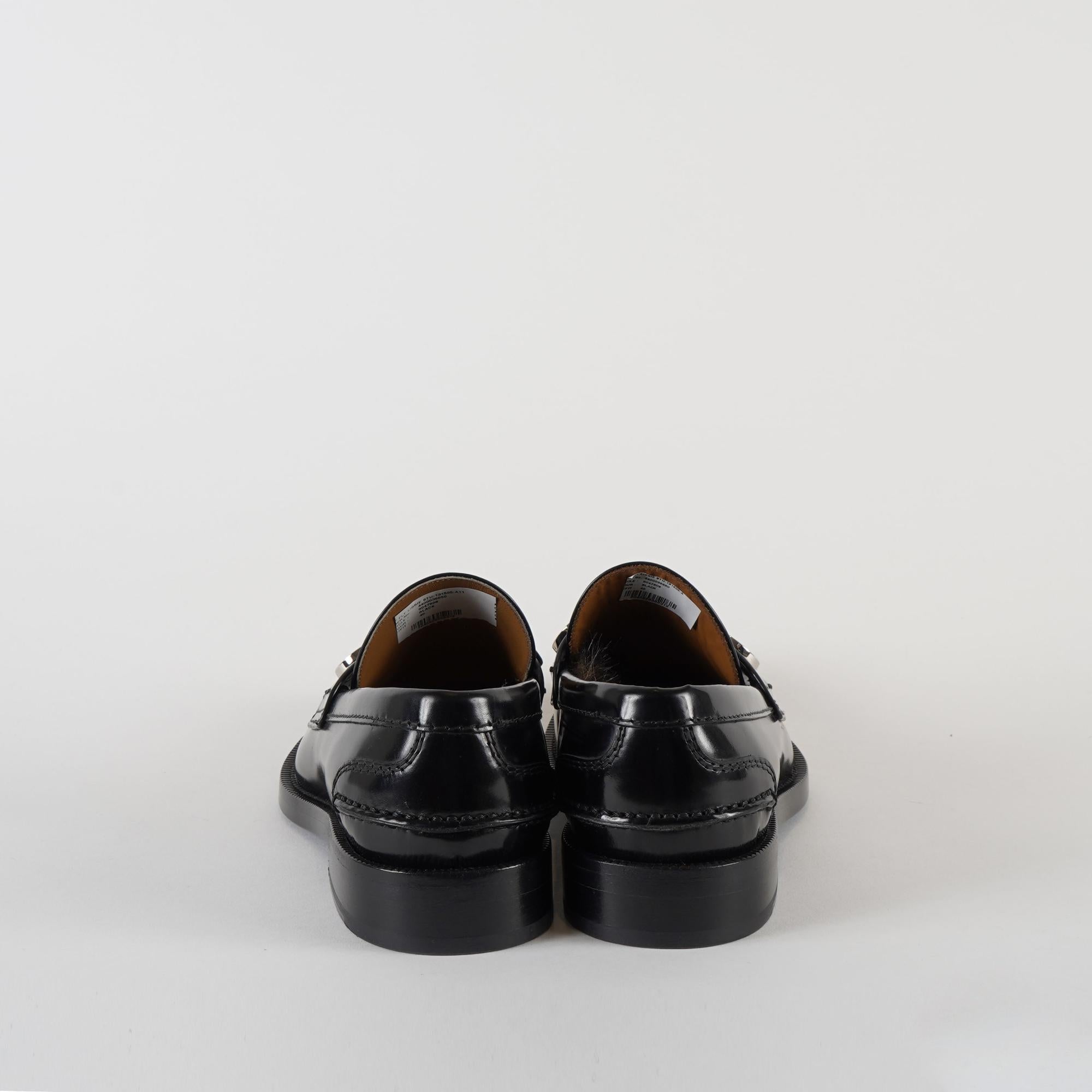 로고 디테일 레더 로퍼