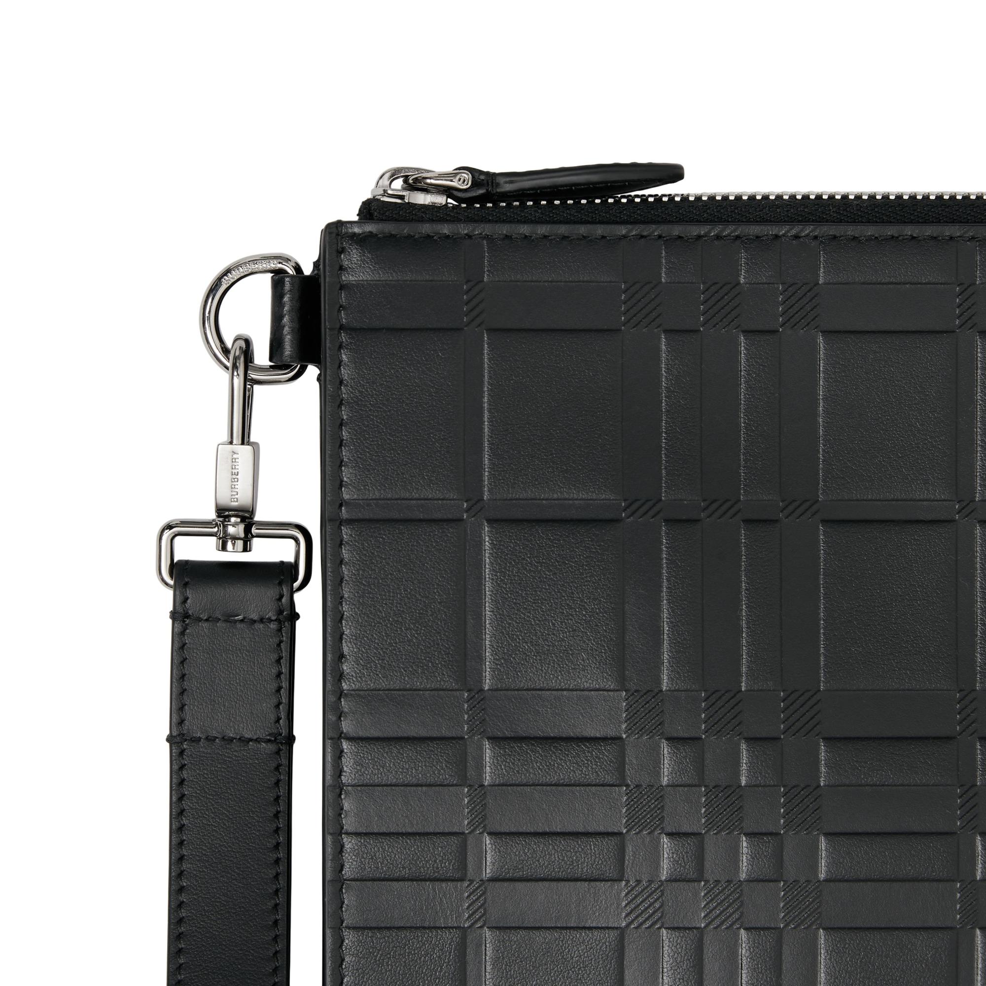 라지 엠보싱 체크 레더 지퍼 파우치