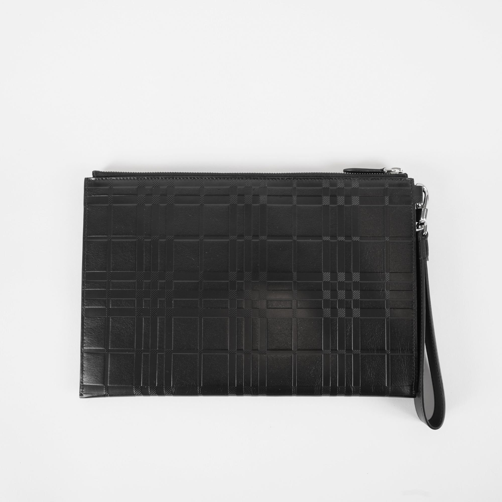 라지 엠보싱 체크 레더 지퍼 파우치