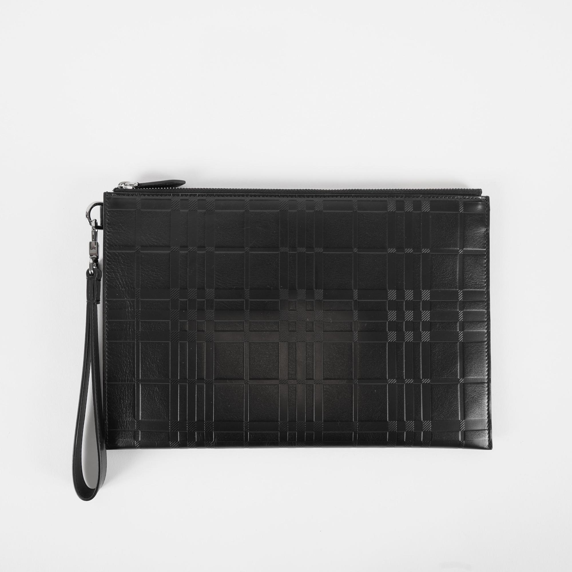 라지 엠보싱 체크 레더 지퍼 파우치