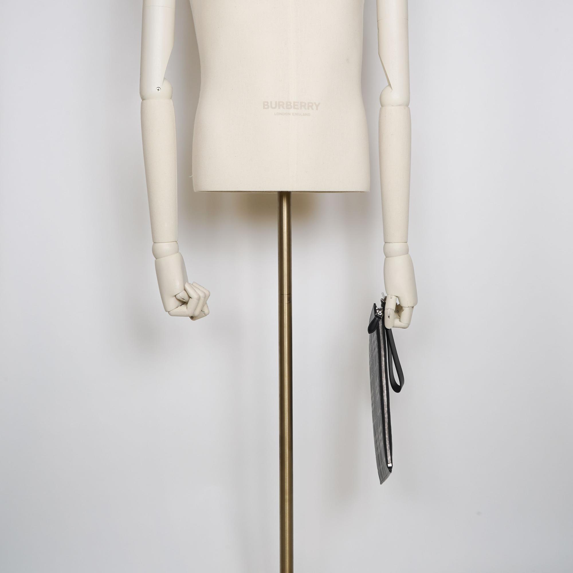 라지 엠보싱 체크 레더 지퍼 파우치