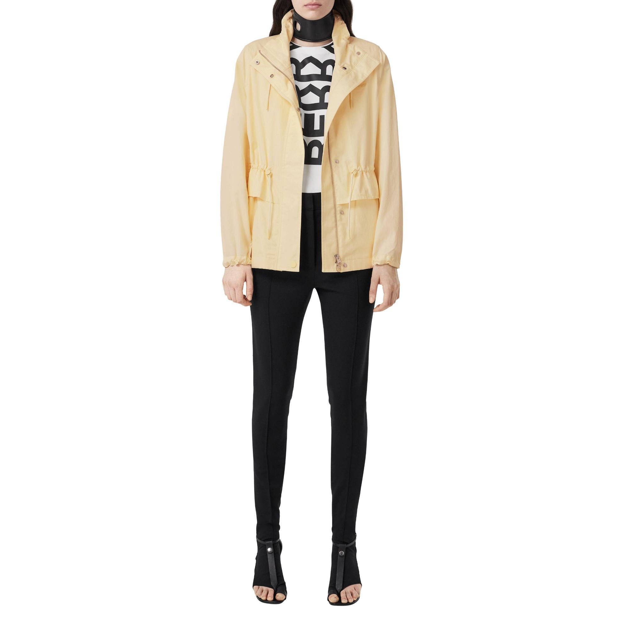 로고 디테일 트로피컬 개버딘 퍼넬넥 재킷