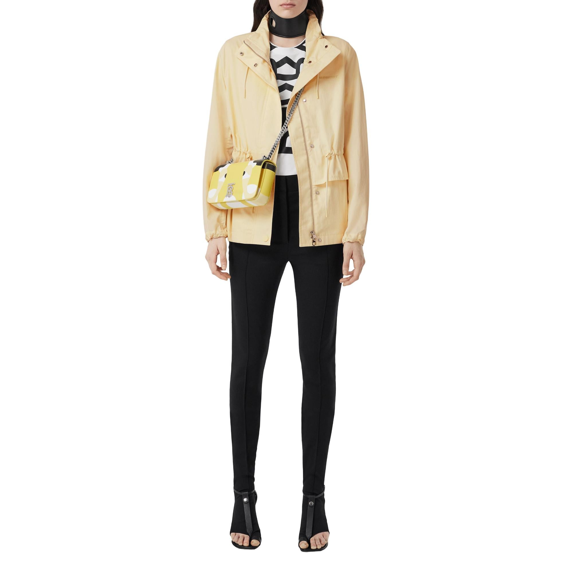 로고 디테일 트로피컬 개버딘 퍼넬넥 재킷