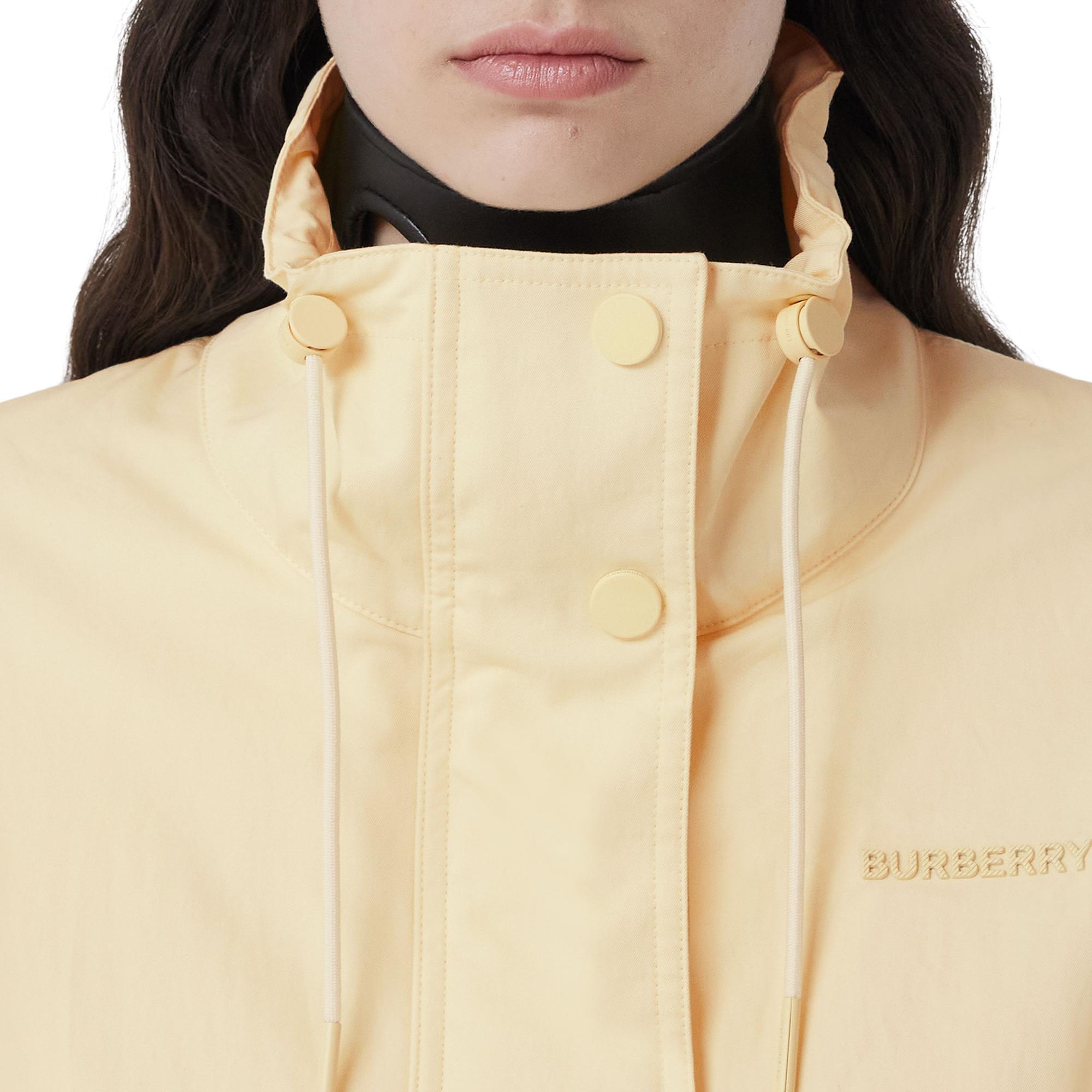 로고 디테일 트로피컬 개버딘 퍼넬넥 재킷