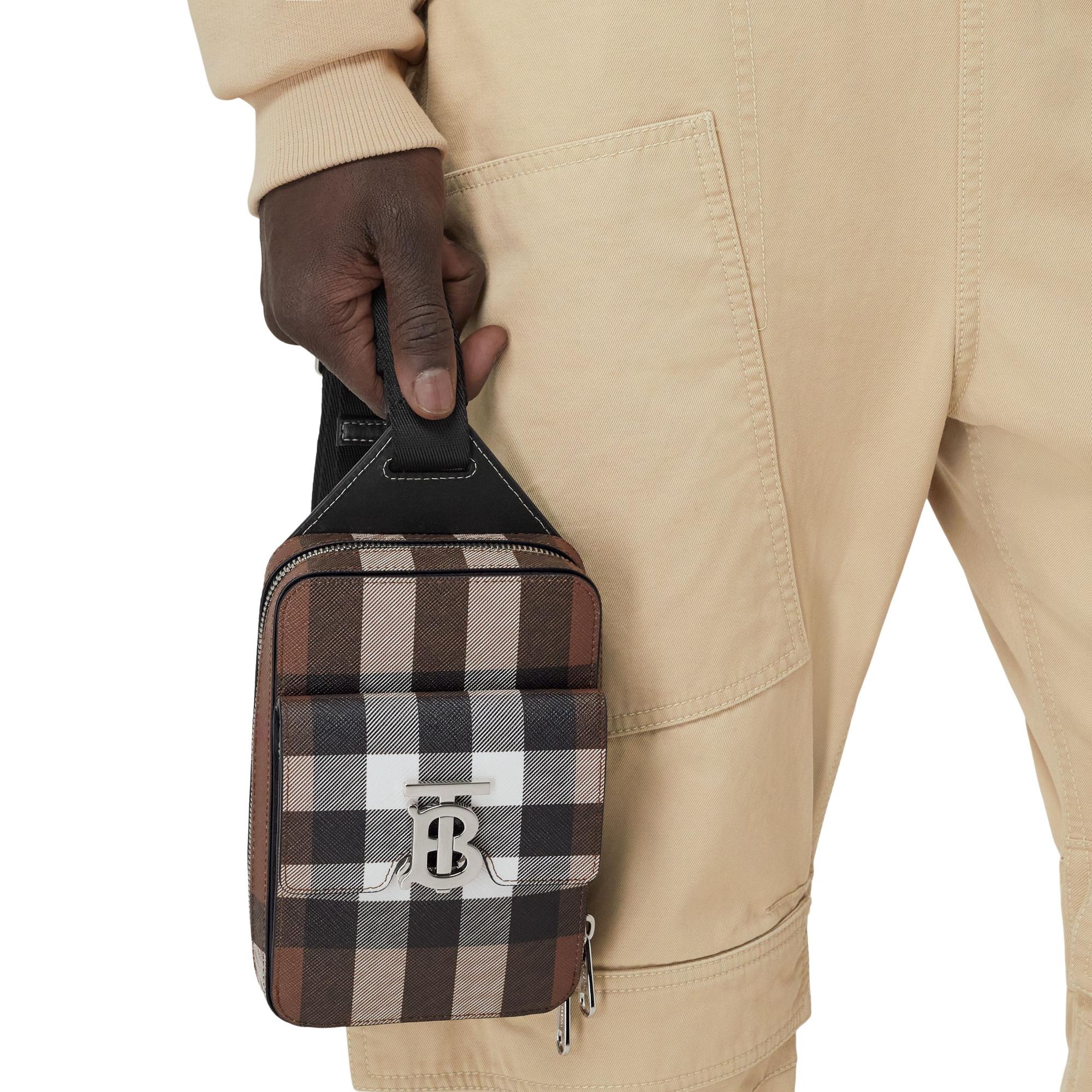 모노그램 모티프 체크 레더 크로스바디 백