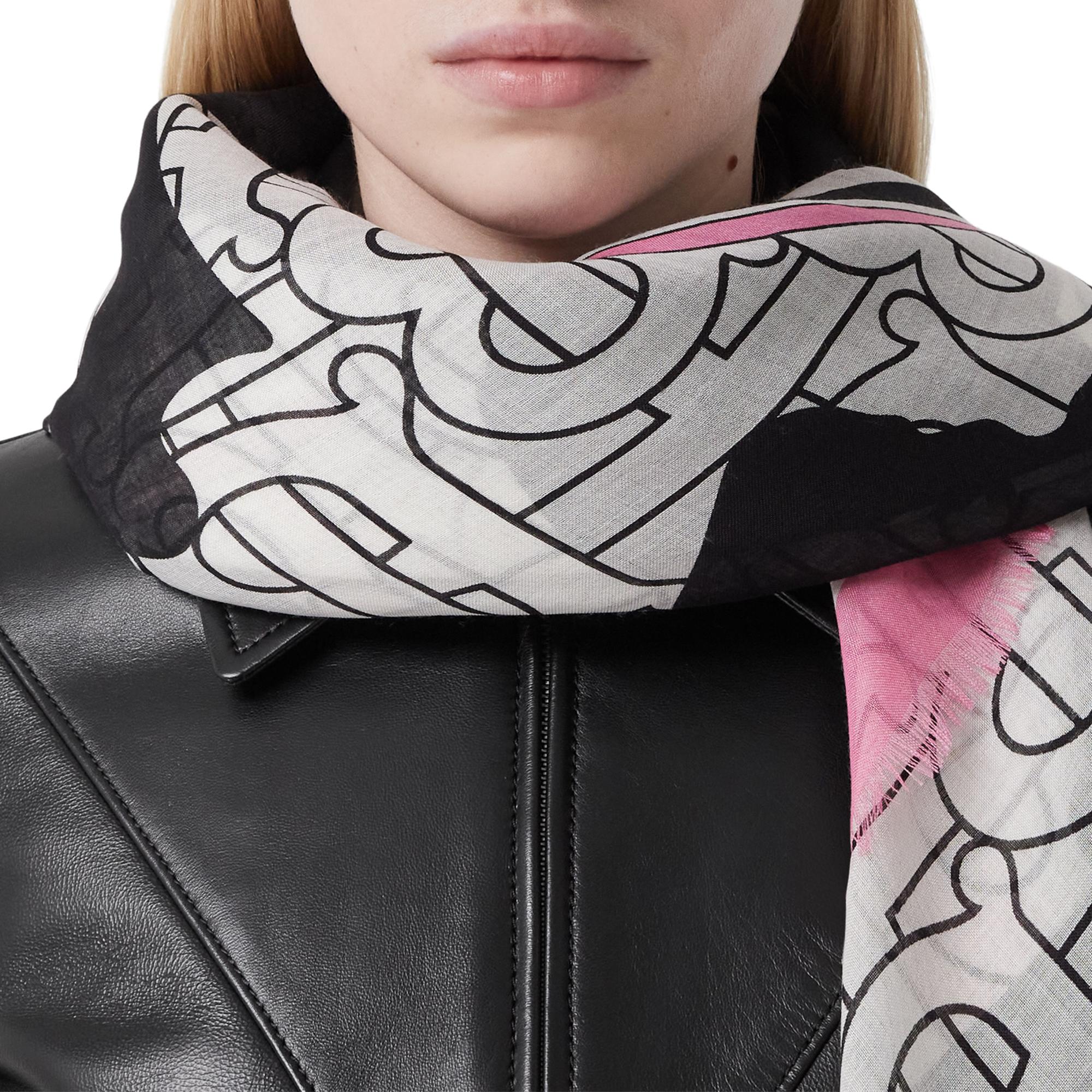 라지 몽타주 프린트 울 실크 스퀘어 스카프