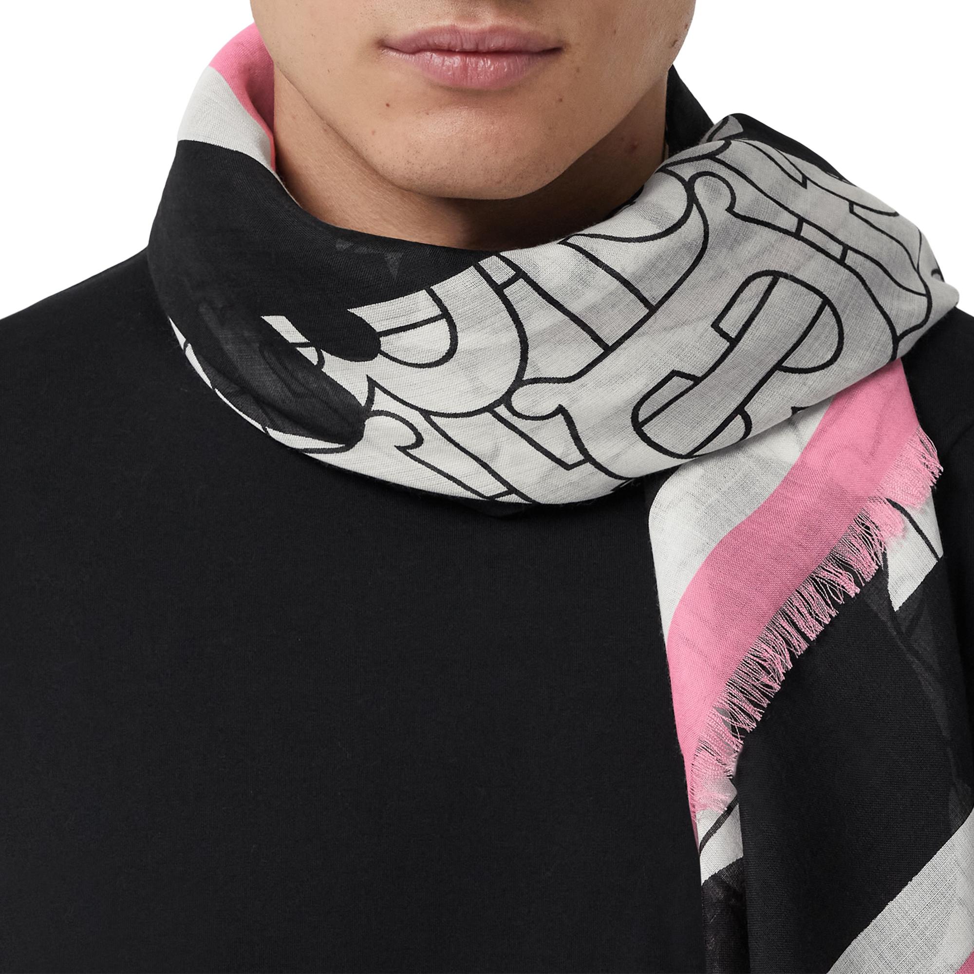 라지 몽타주 프린트 울 실크 스퀘어 스카프