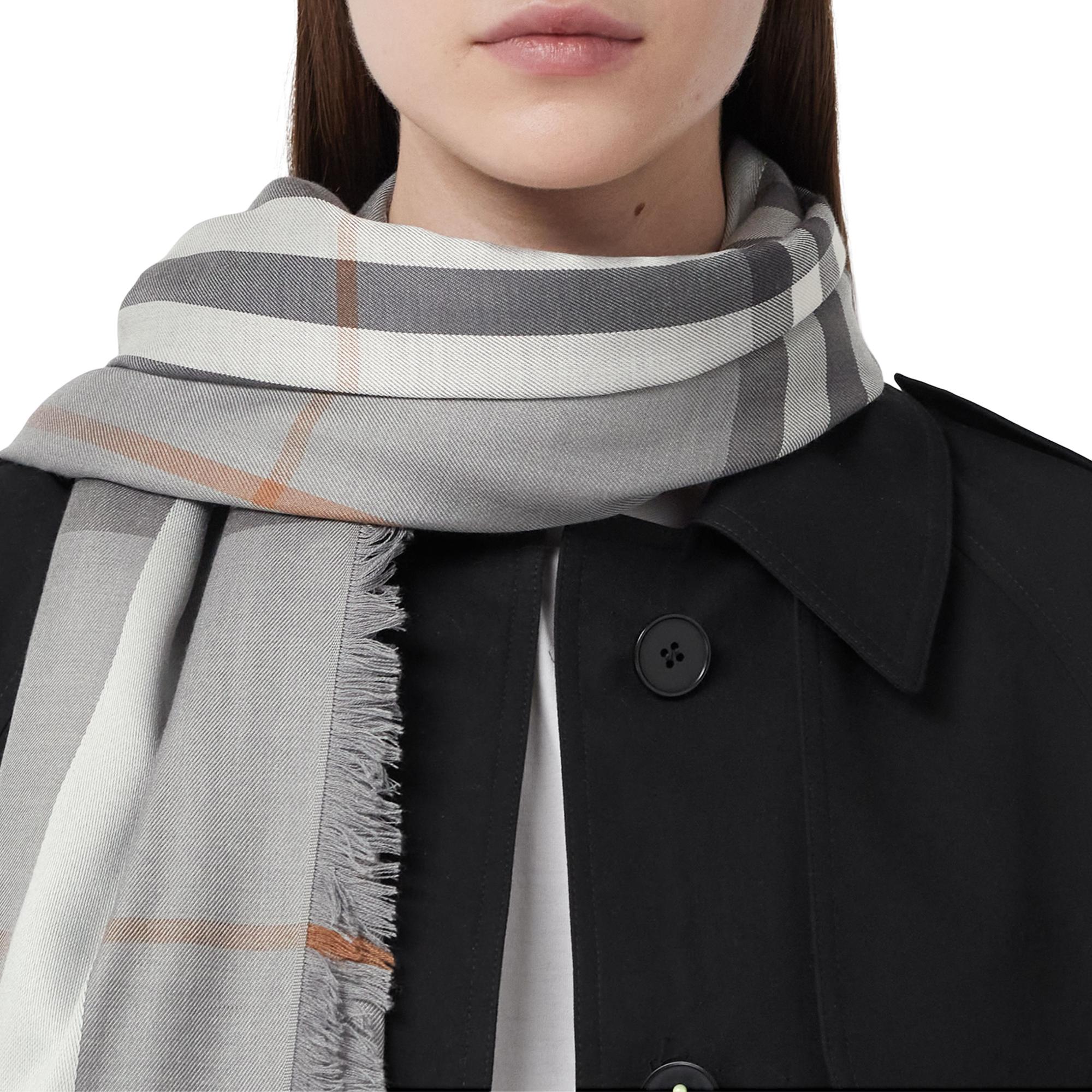 라지 체크 실크 울 스퀘어 스카프