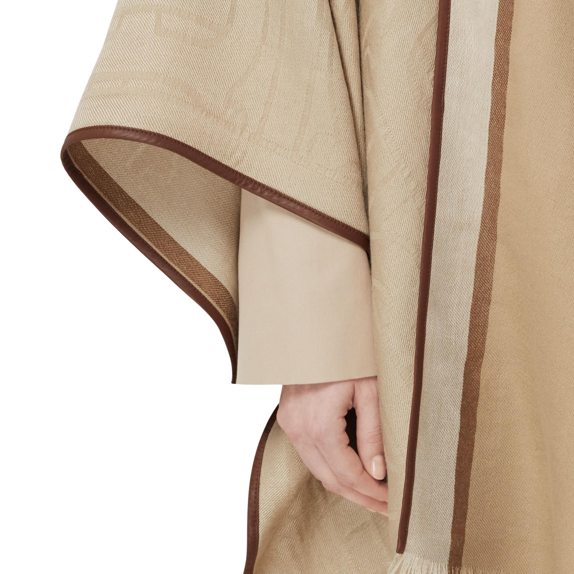 리버시블 모노그램 캐시미어 실크 자카드 케이프