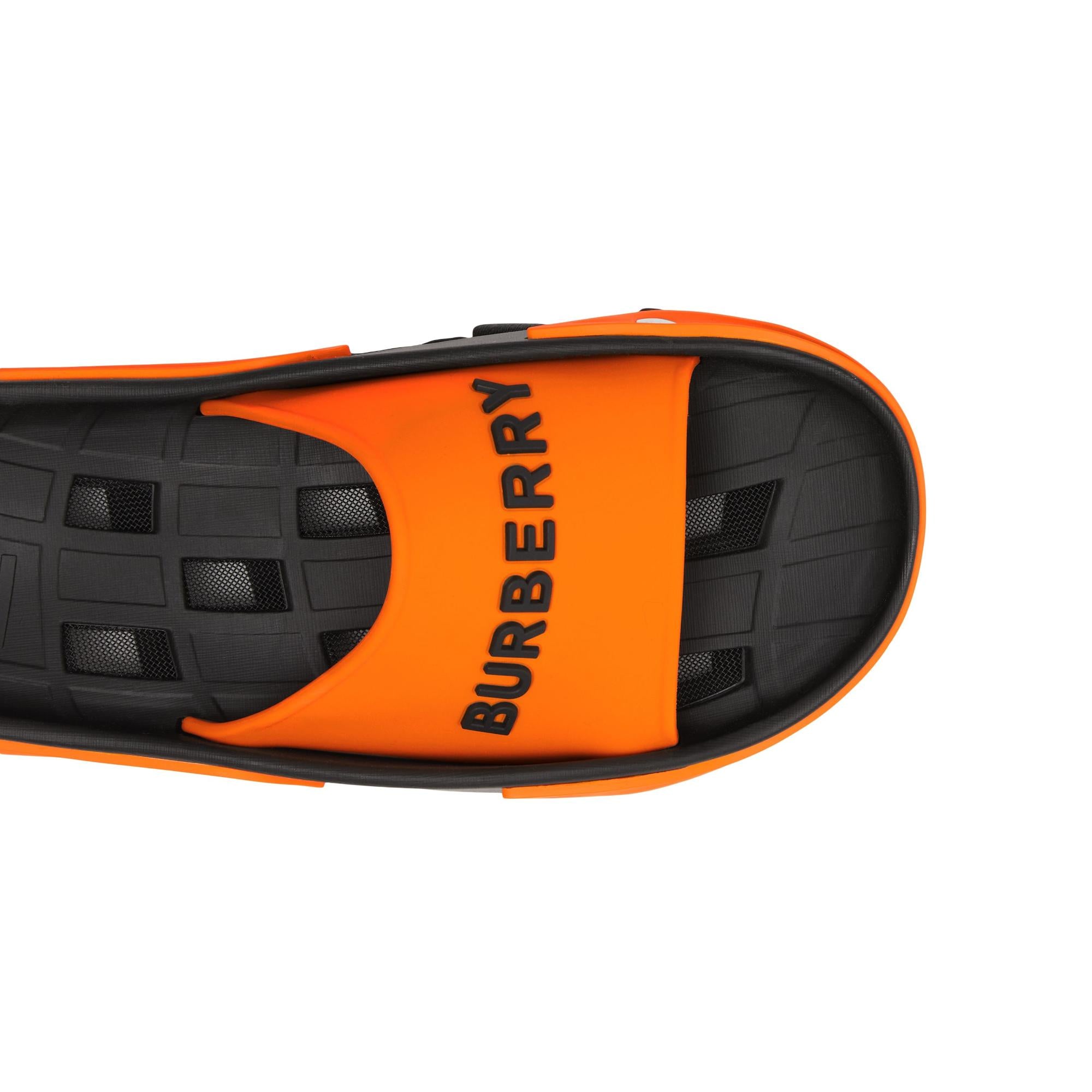 투톤 로고 패널 디테일 슬라이드