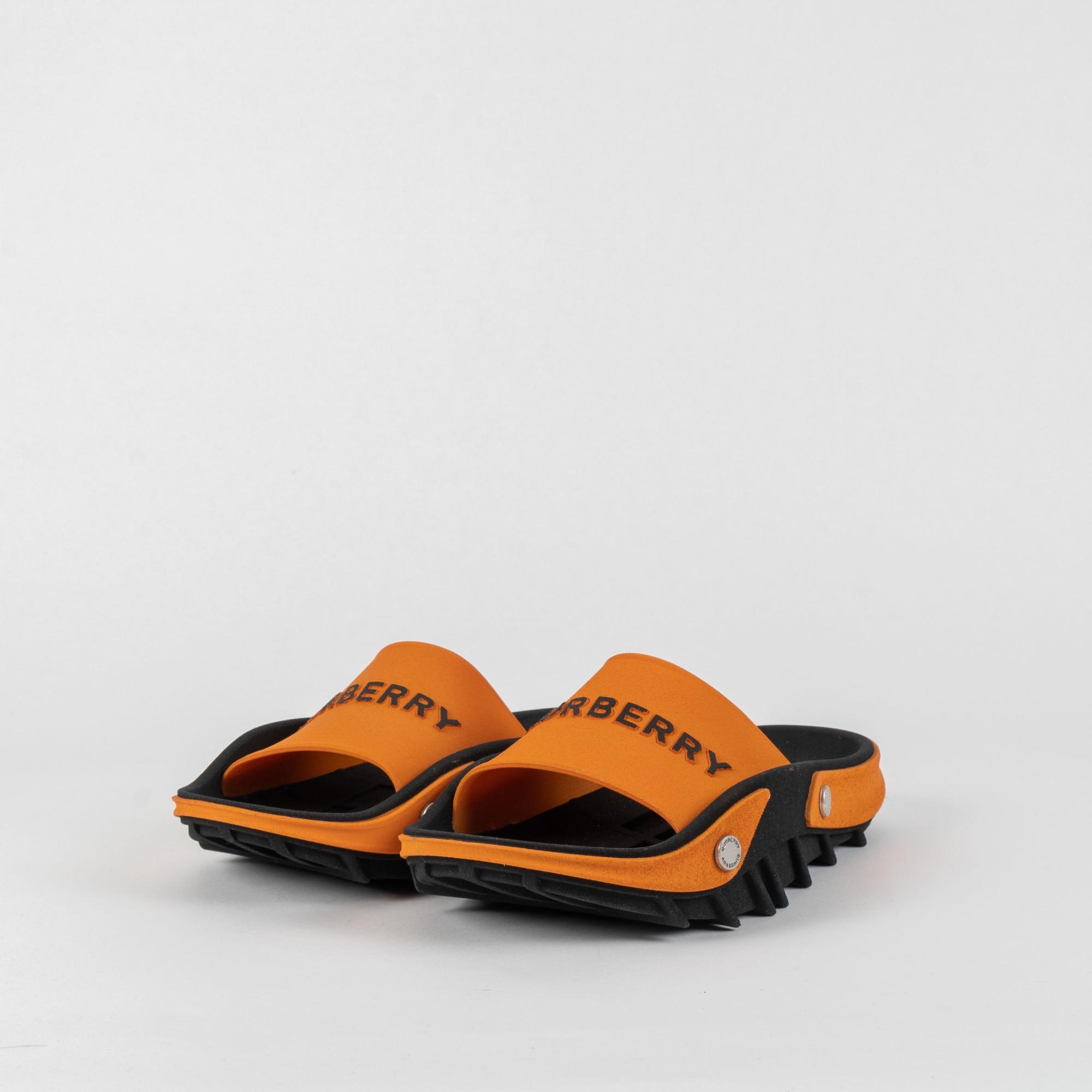 투톤 로고 패널 디테일 슬라이드