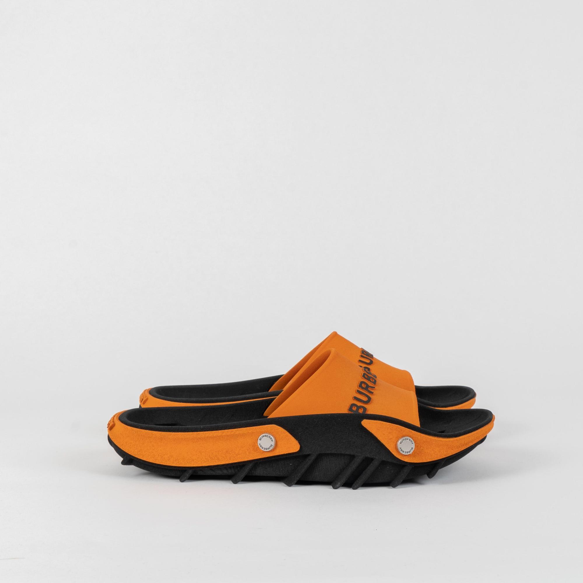 투톤 로고 패널 디테일 슬라이드