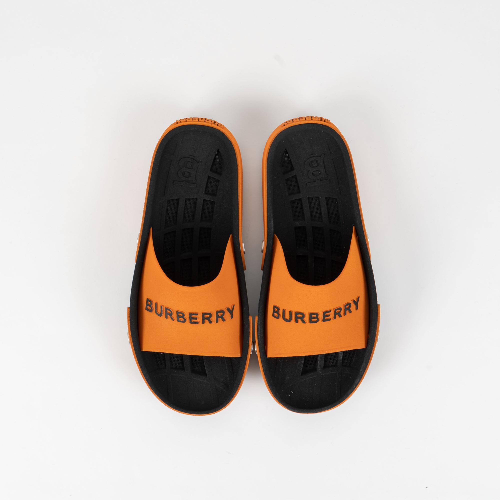 투톤 로고 패널 디테일 슬라이드