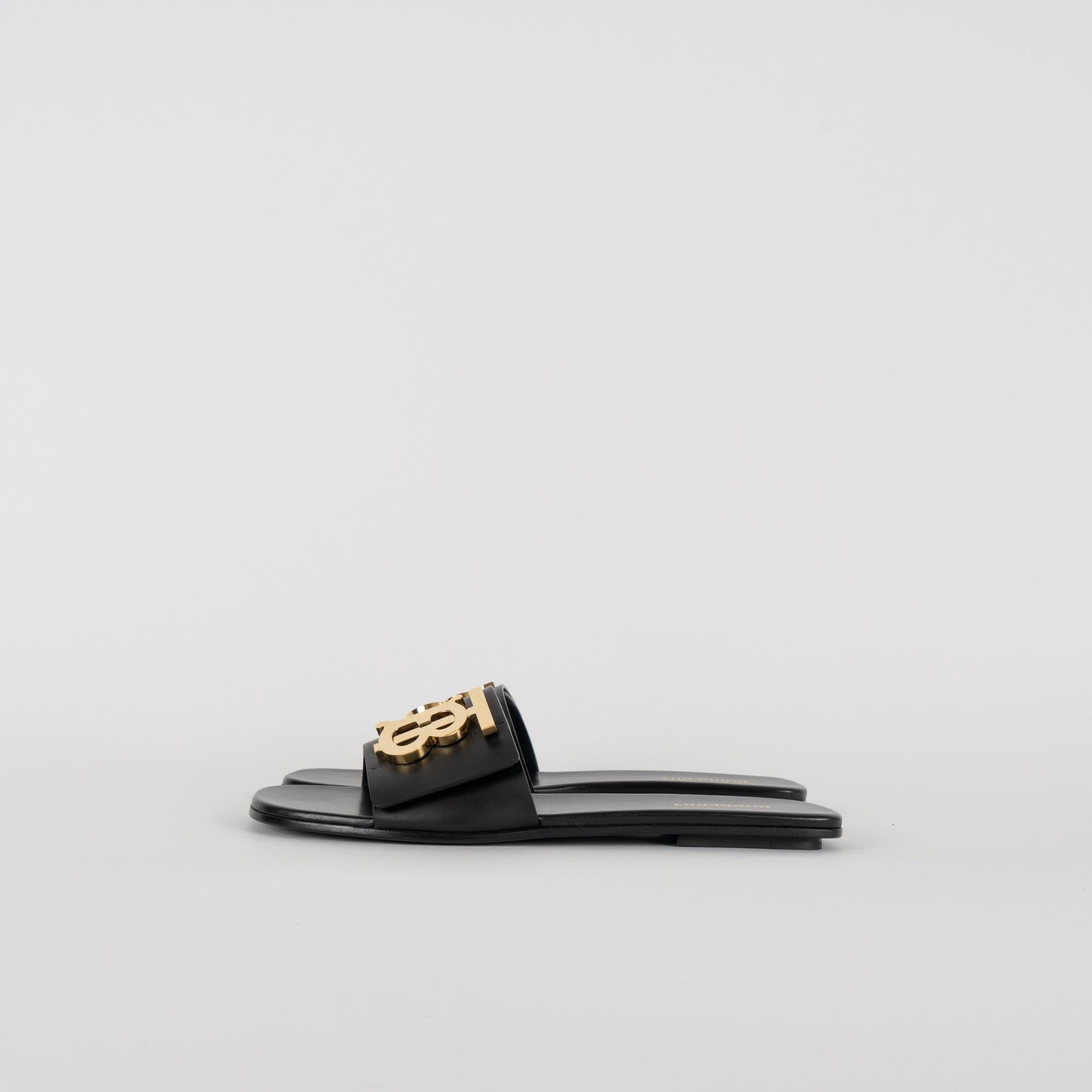 송아지 가죽 소재의 여성 플랫 샌들