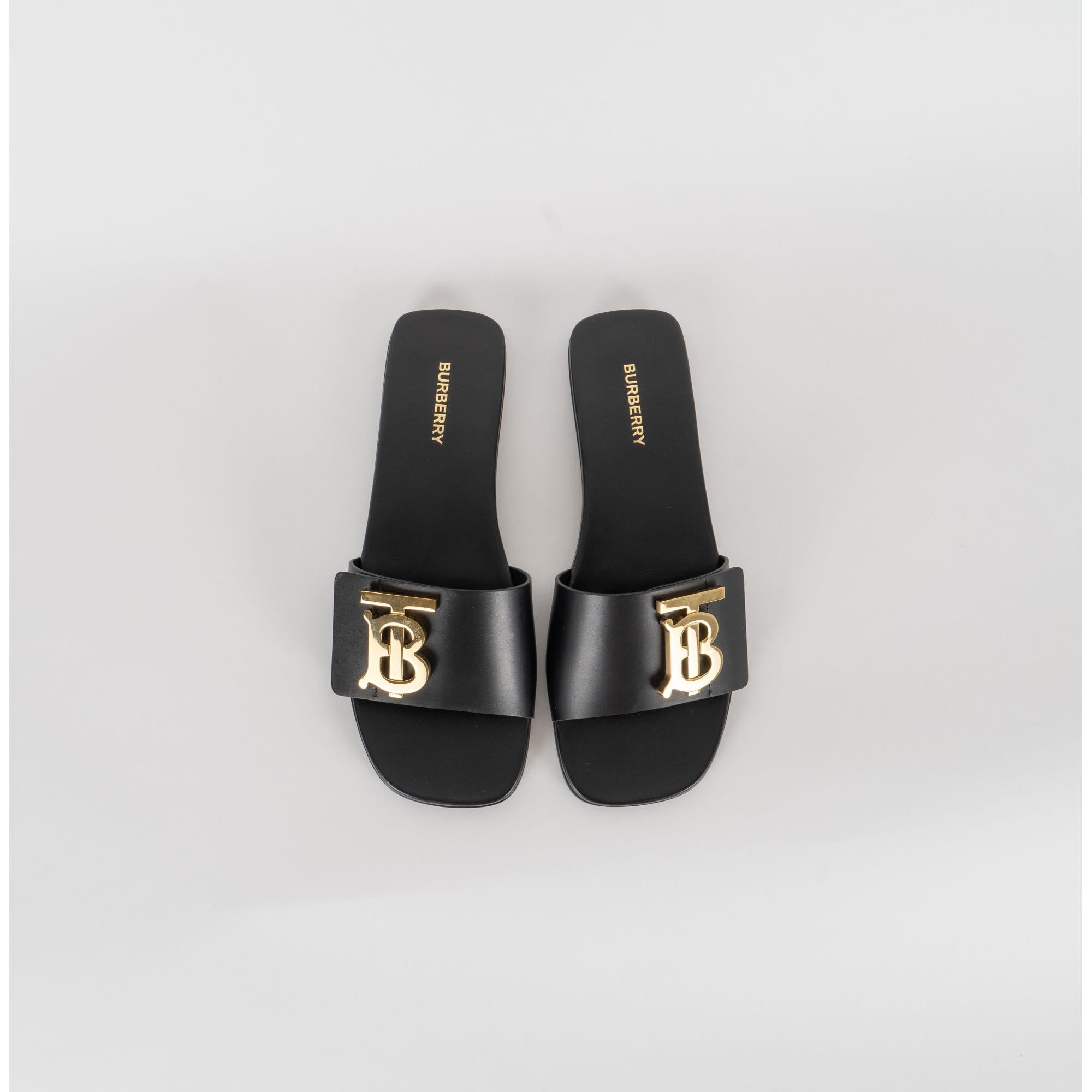 송아지 가죽 소재의 여성 플랫 샌들