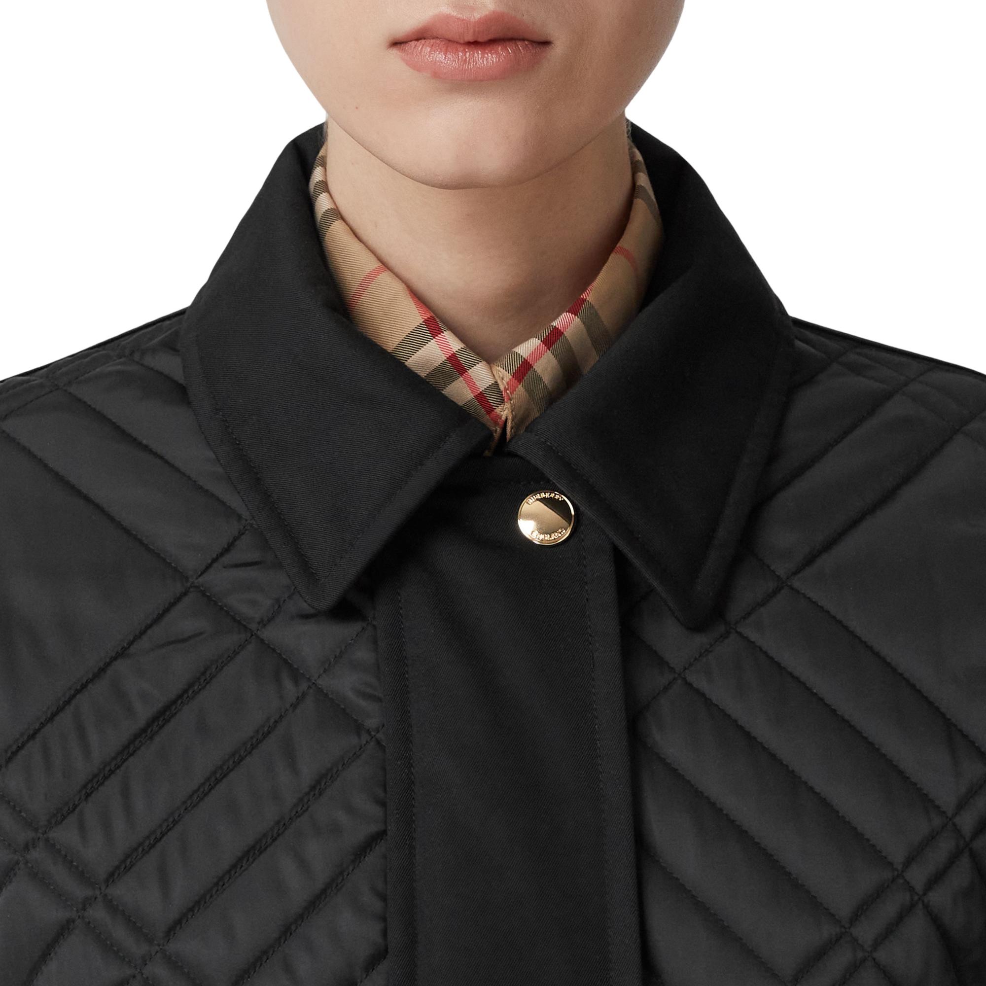 엠브로이더리 로고 퀼팅 코트