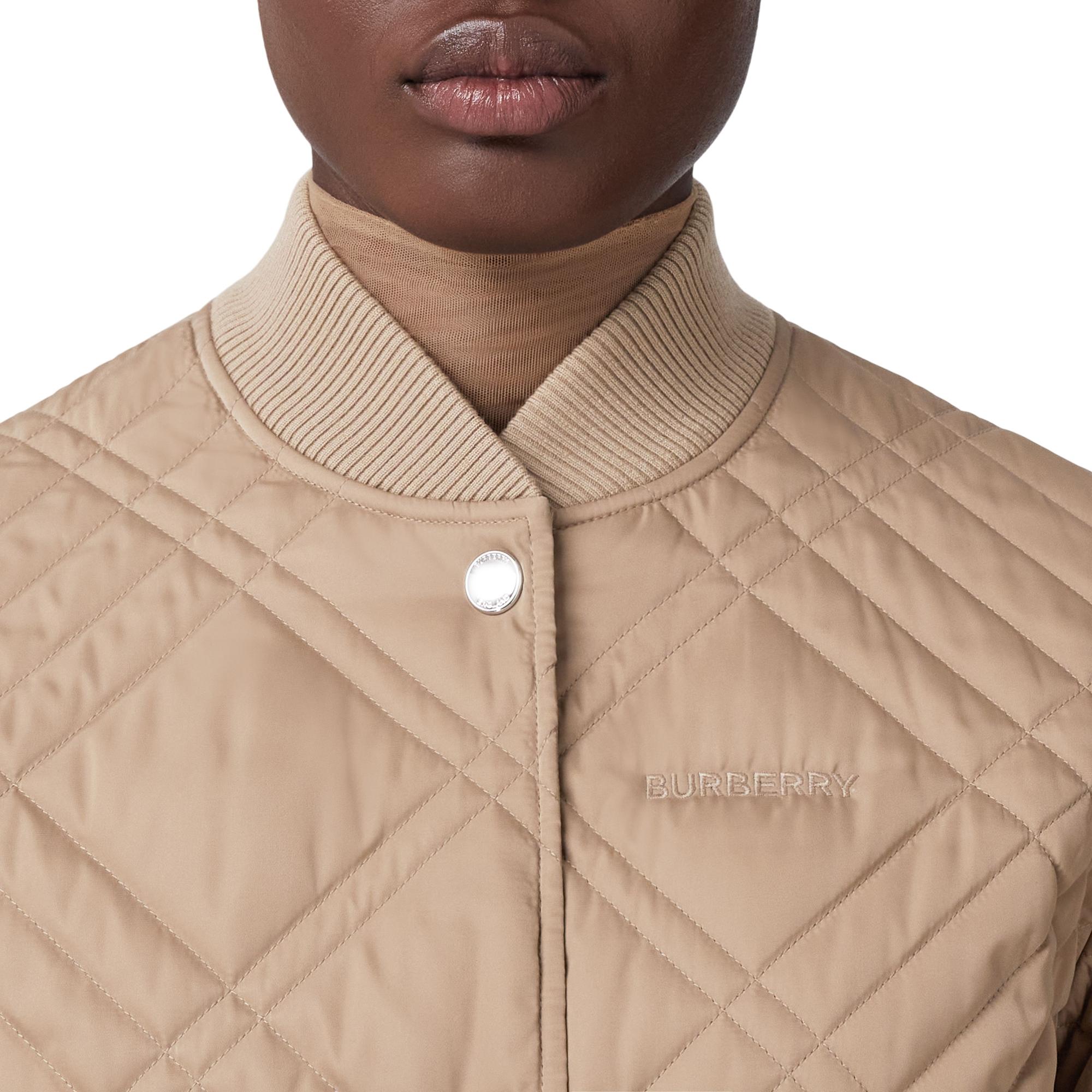 로고 디테일 라이트 퀼팅 재킷