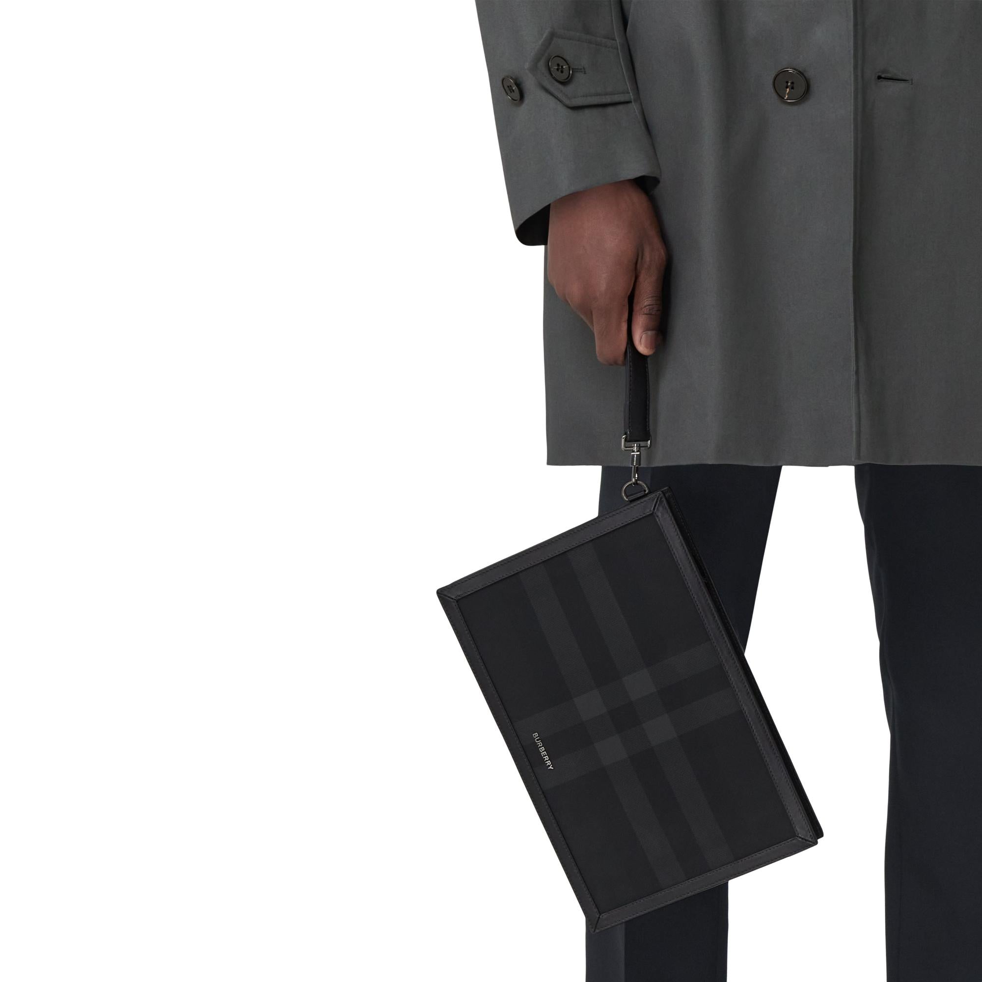 차콜 체크 레더 지퍼 파우치