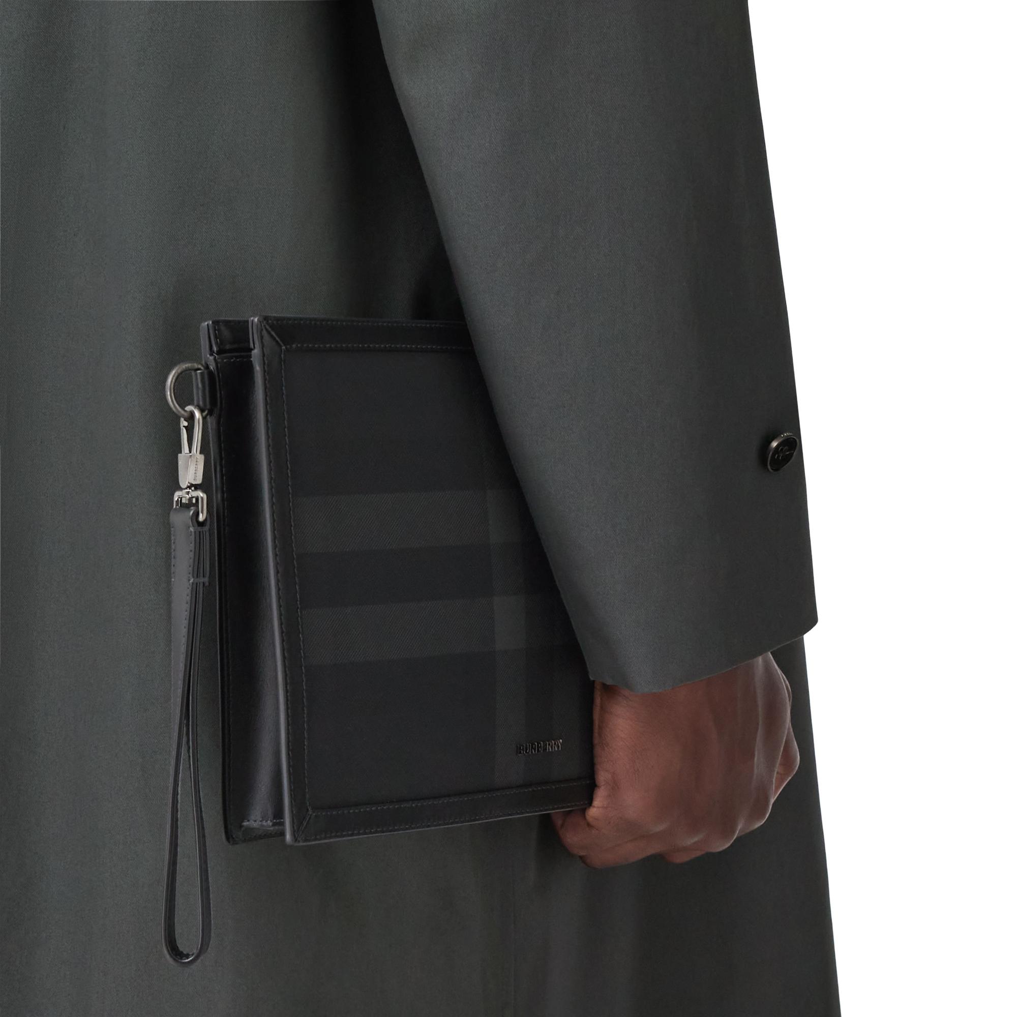 차콜 체크 레더 지퍼 파우치