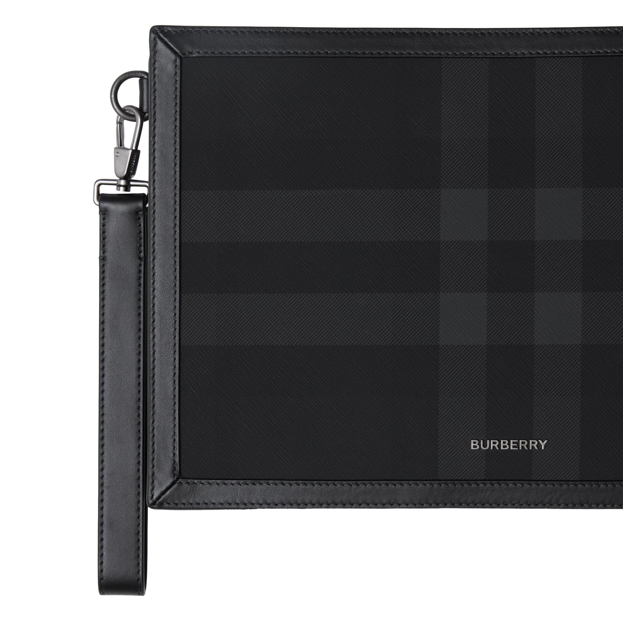 차콜 체크 레더 지퍼 파우치