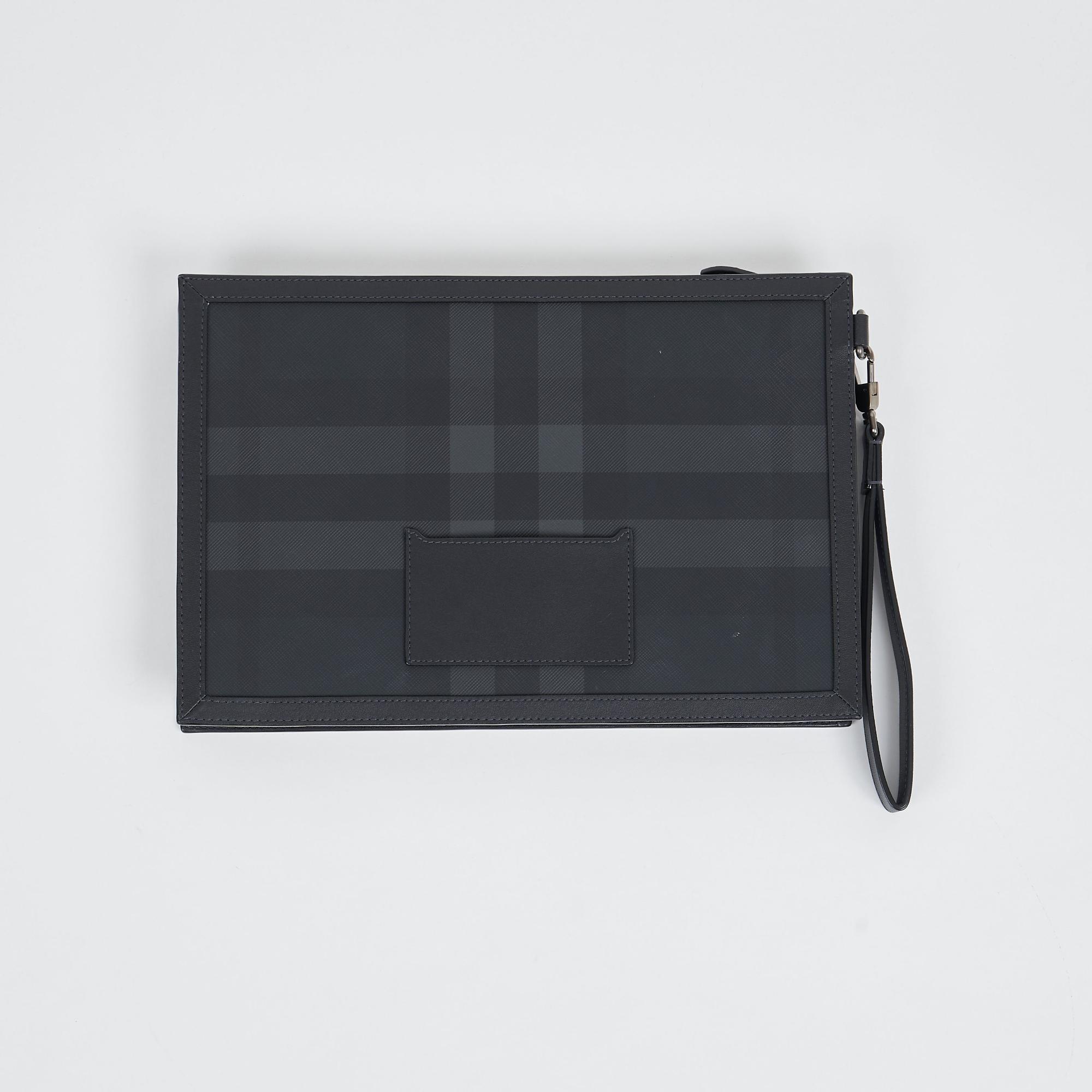 차콜 체크 레더 지퍼 파우치