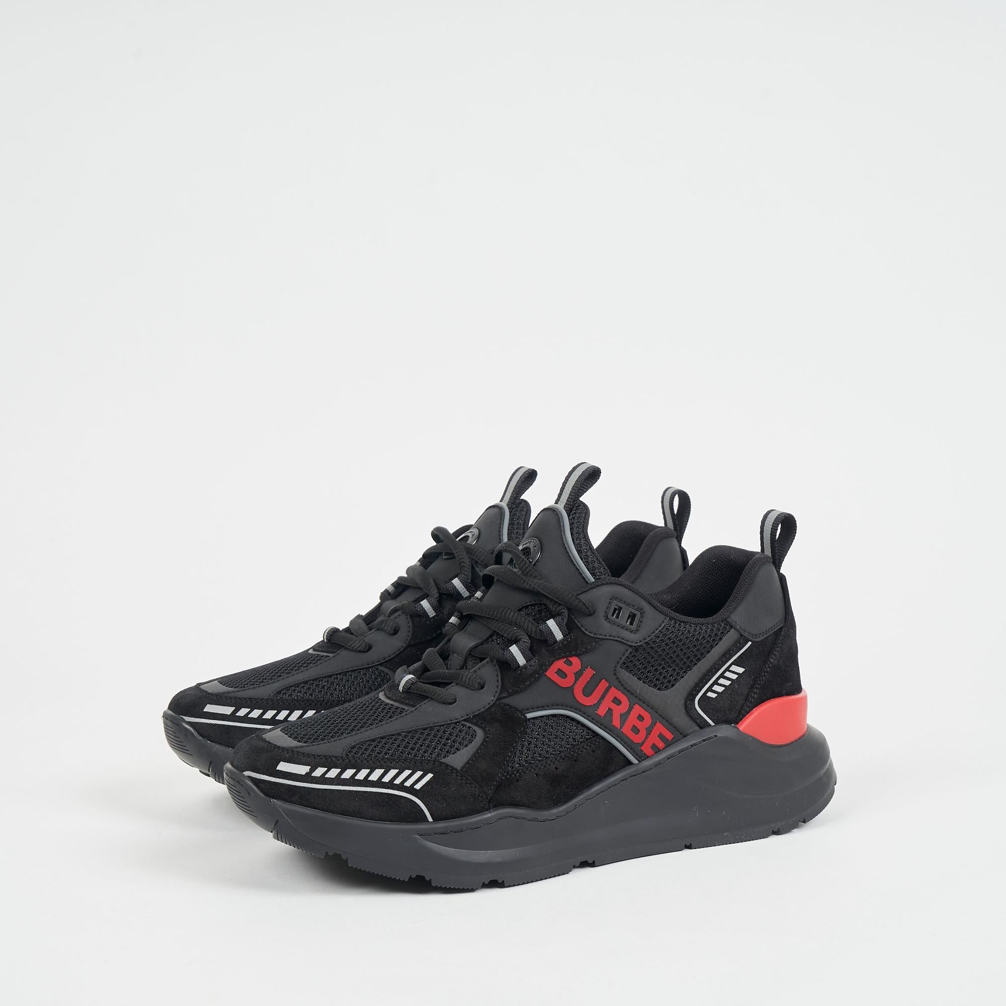 송아지 가죽패치의 버버리 로고가 돋보이는 여성 스니커즈