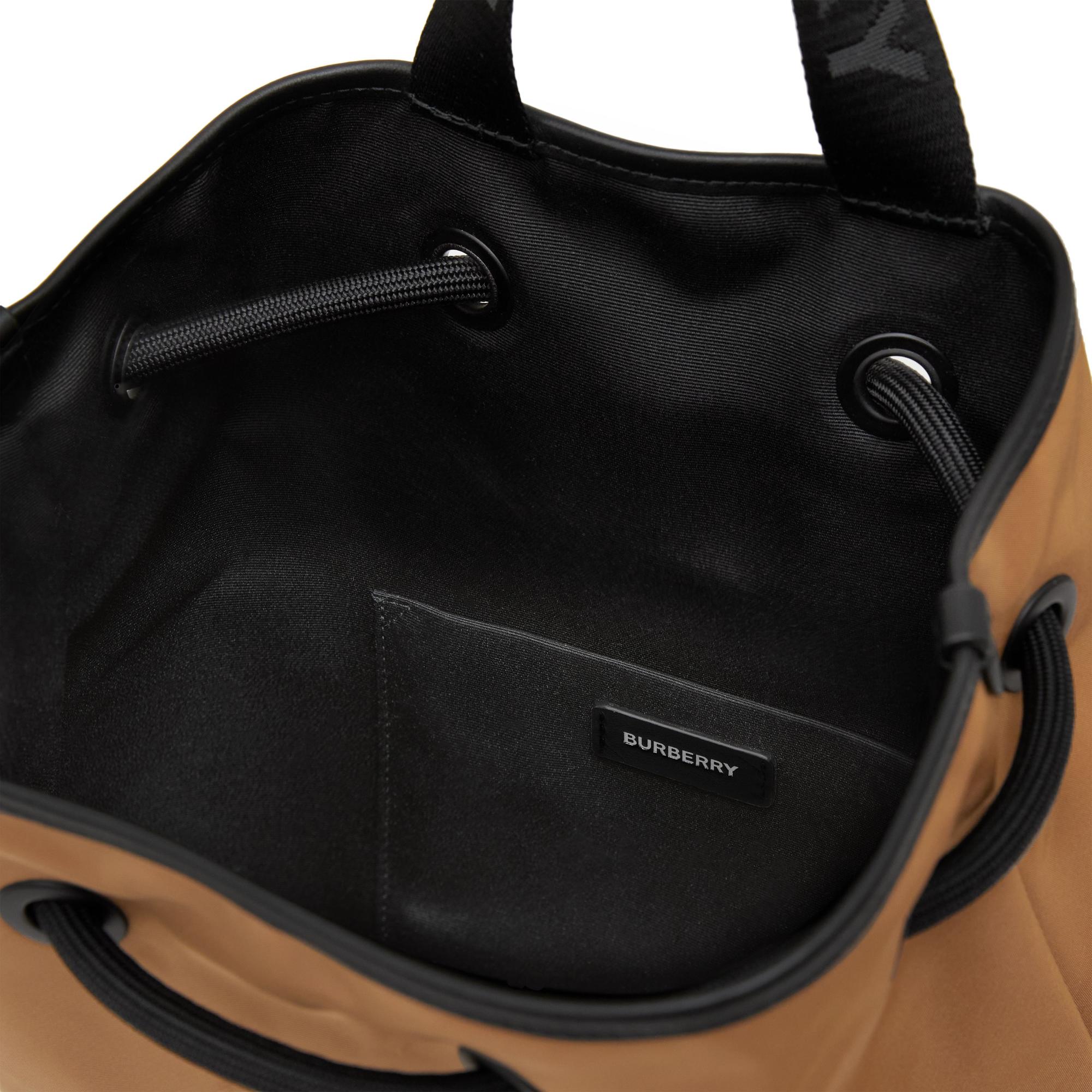 토마스 베어 프린트 나일론 드로스트링 백팩