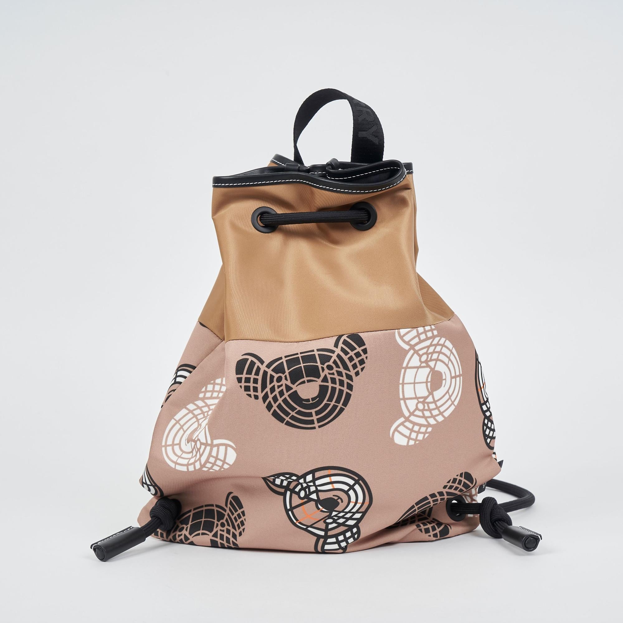 토마스 베어 프린트 나일론 드로스트링 백팩