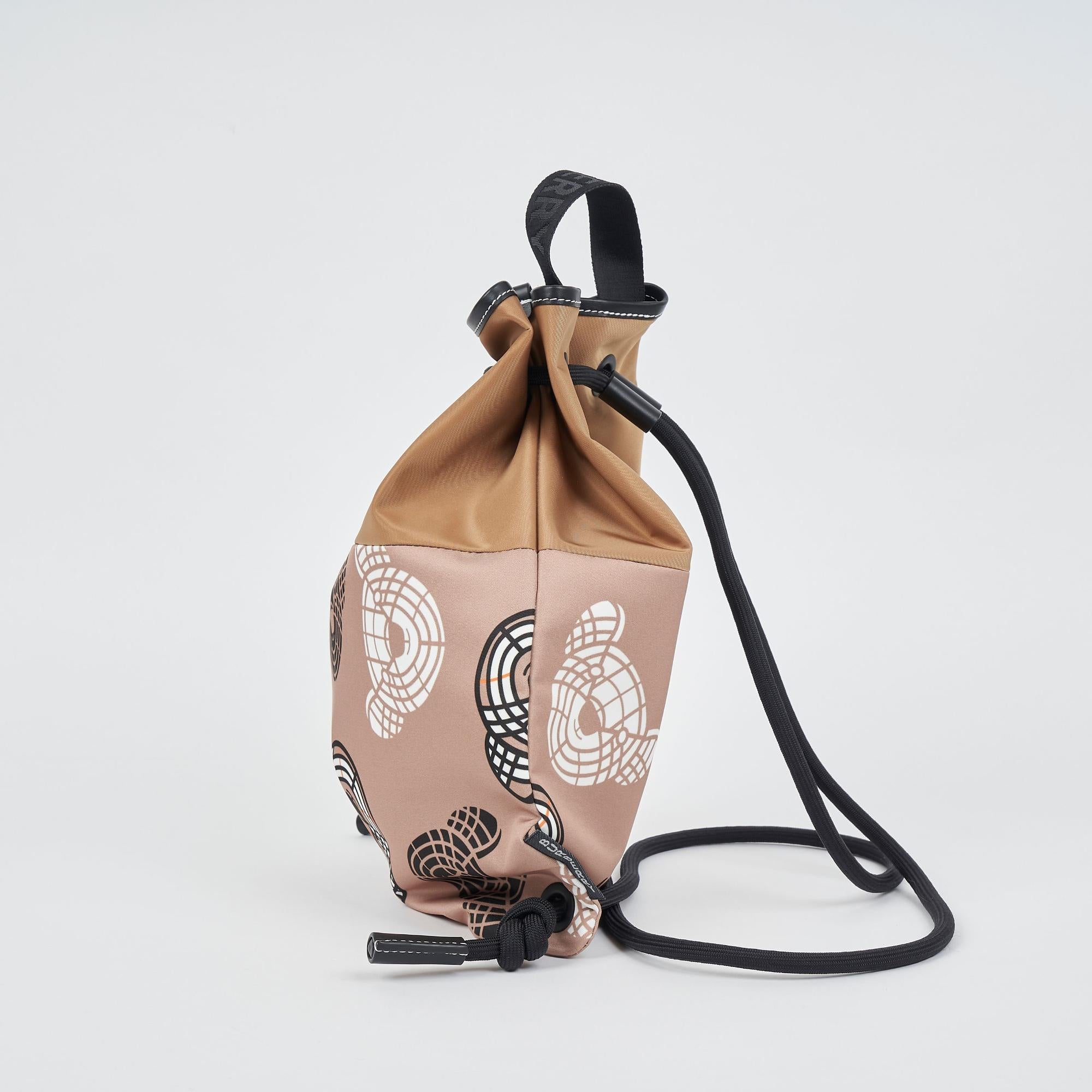 토마스 베어 프린트 나일론 드로스트링 백팩