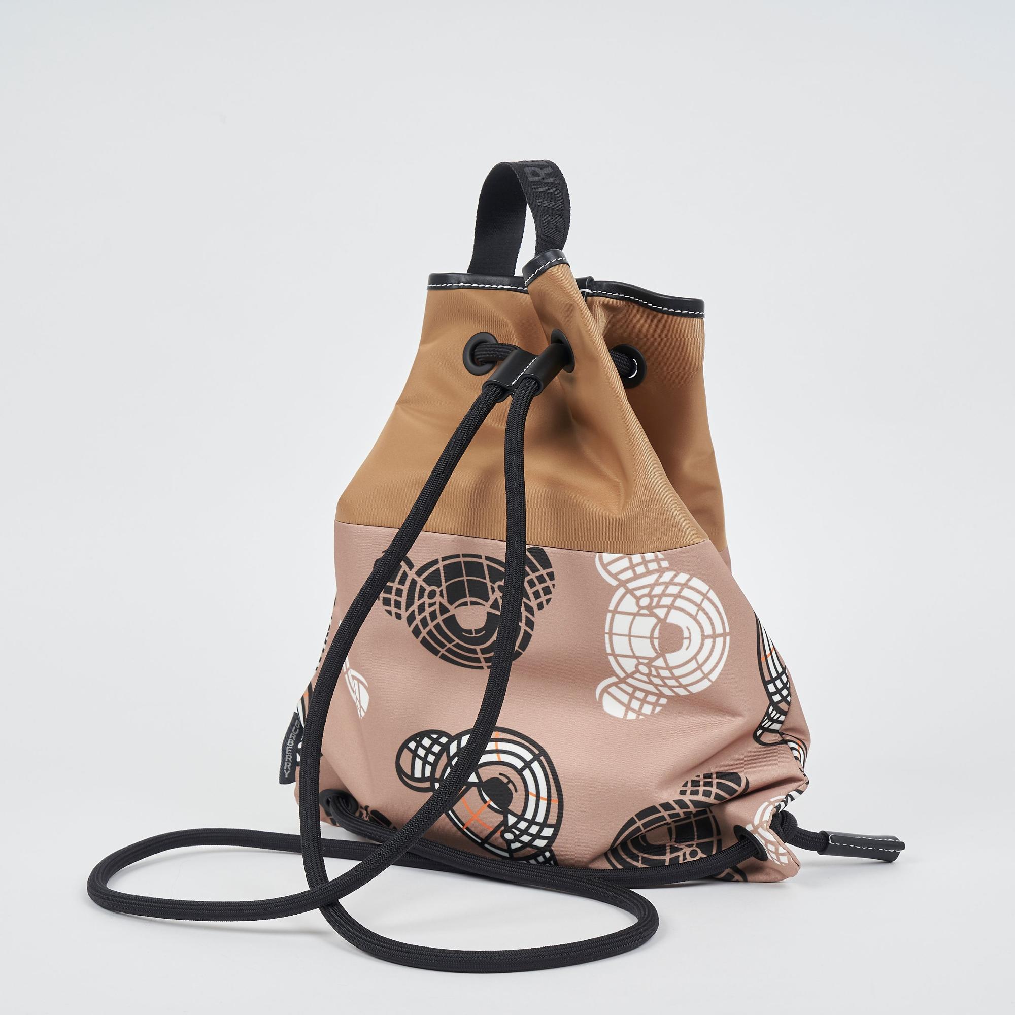 토마스 베어 프린트 나일론 드로스트링 백팩