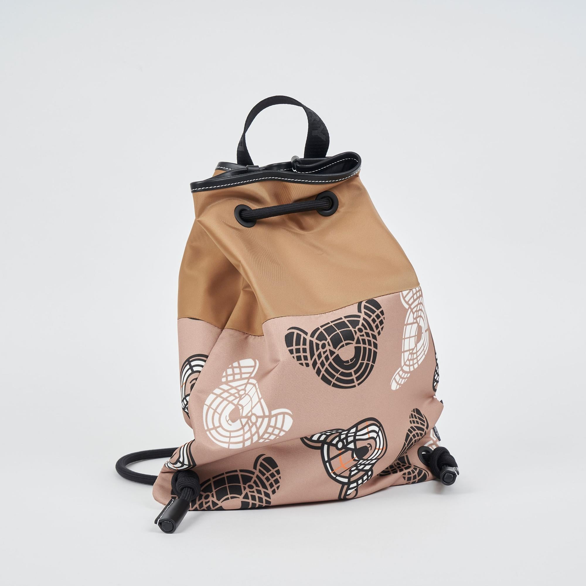 토마스 베어 프린트 나일론 드로스트링 백팩