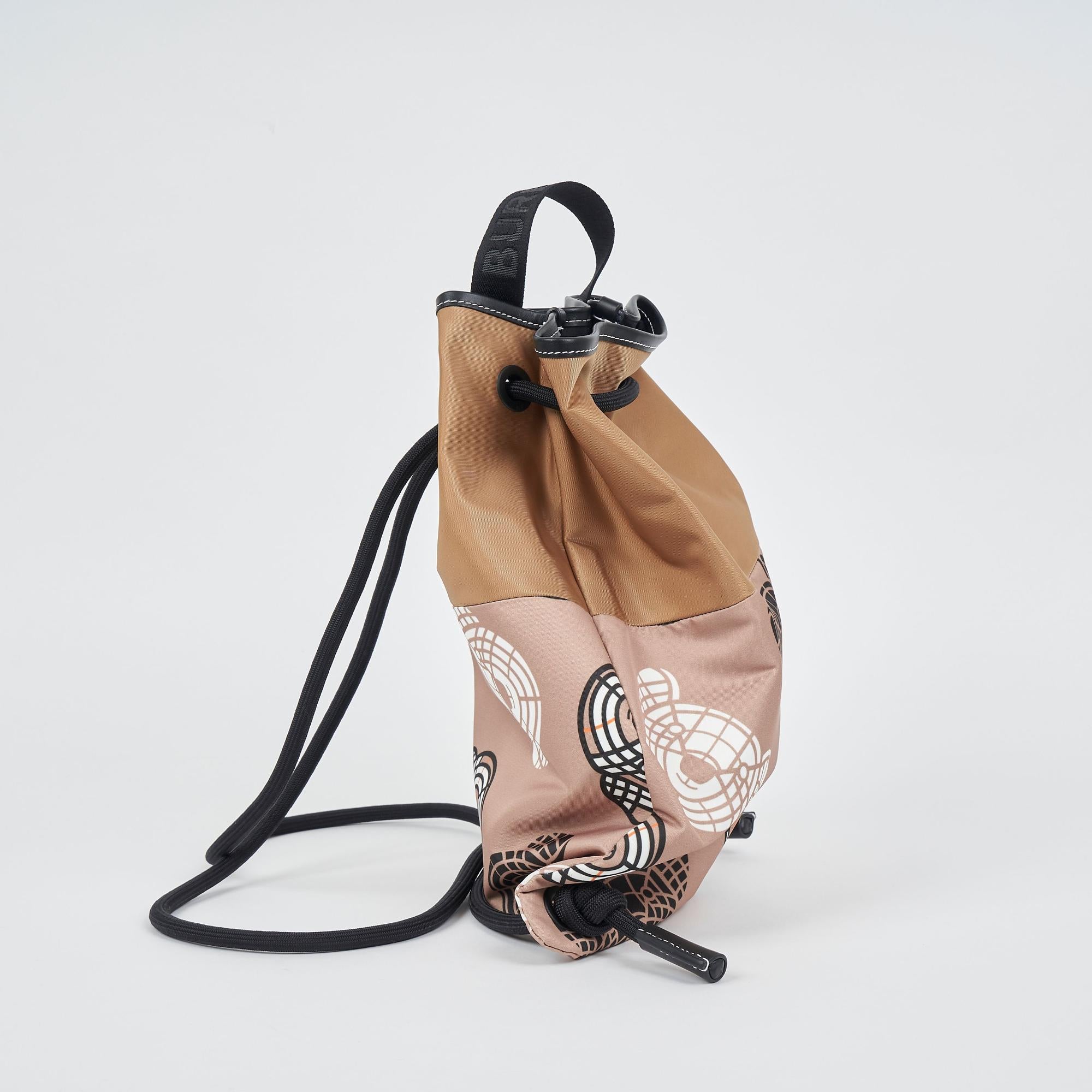 토마스 베어 프린트 나일론 드로스트링 백팩