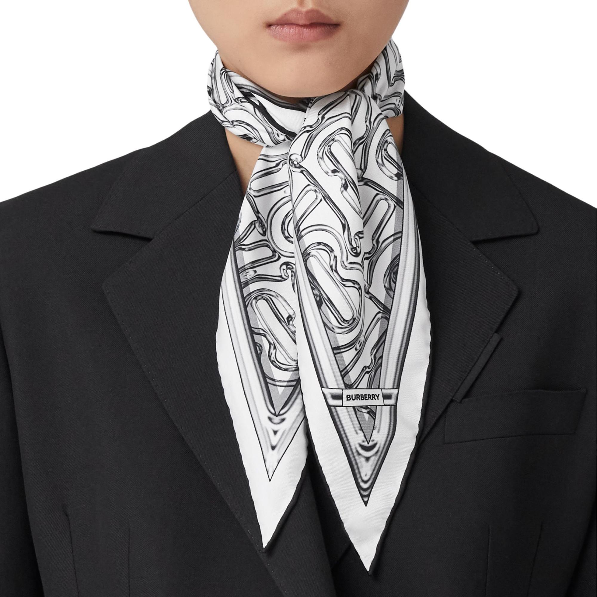 메탈릭 모노그램 프린트 실크 다이아몬드 셰이프 스카프