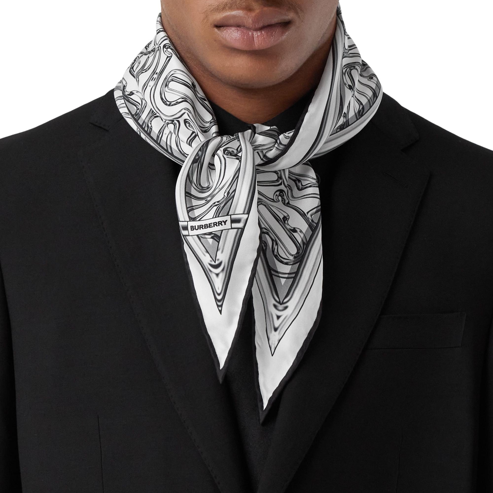 메탈릭 모노그램 프린트 실크 다이아몬드 셰이프 스카프