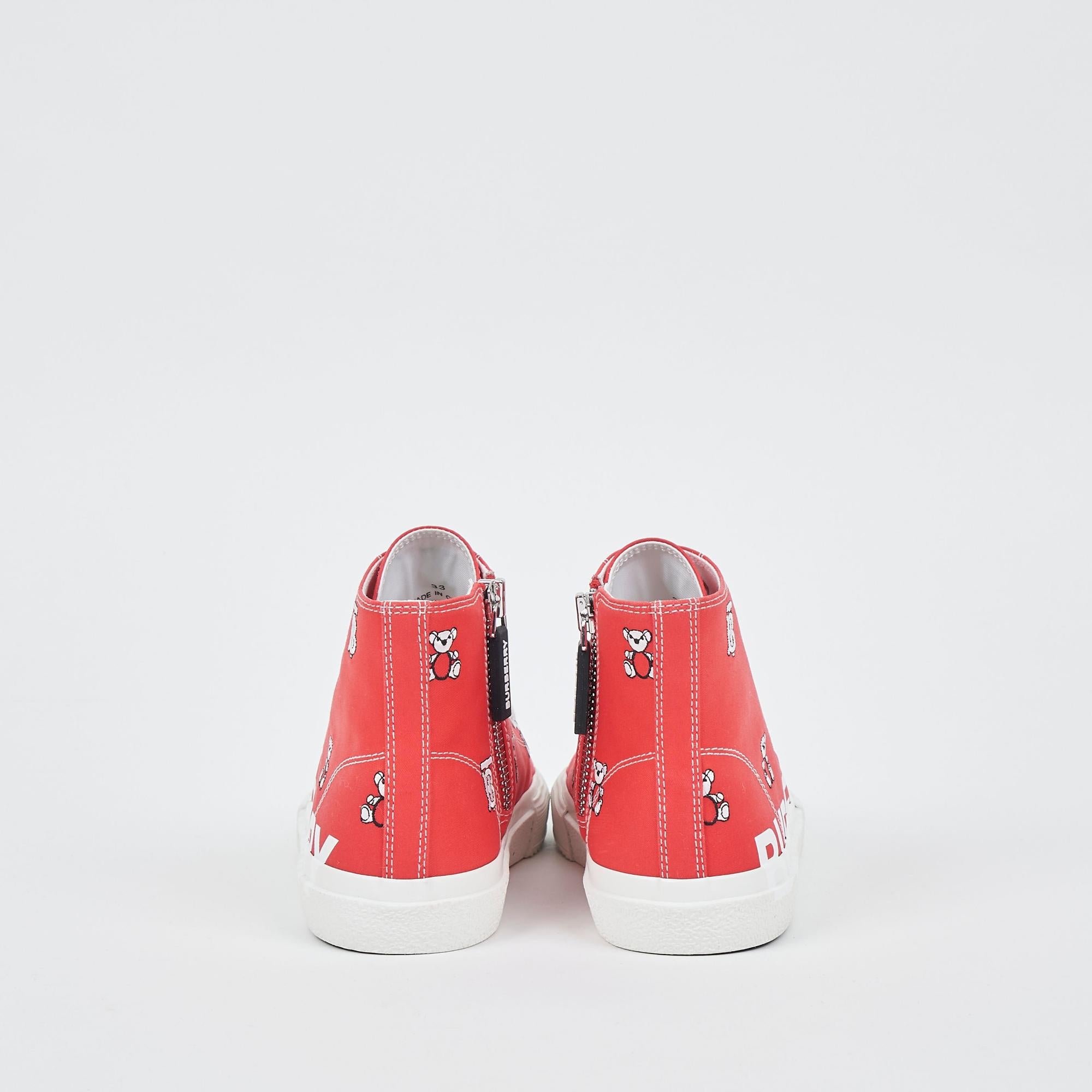 하이탑 디자인의 아동 스니커즈