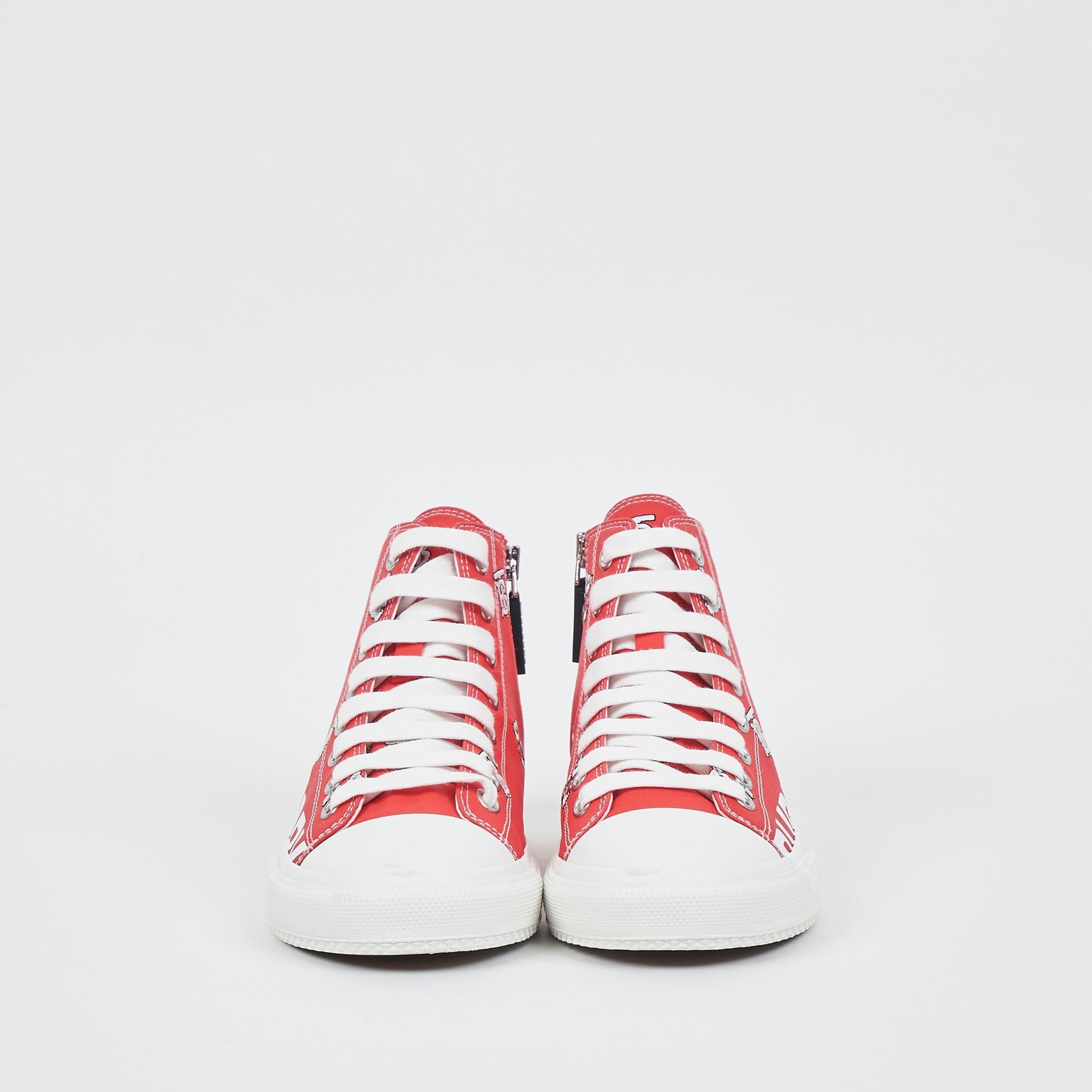 하이탑 디자인의 아동 스니커즈