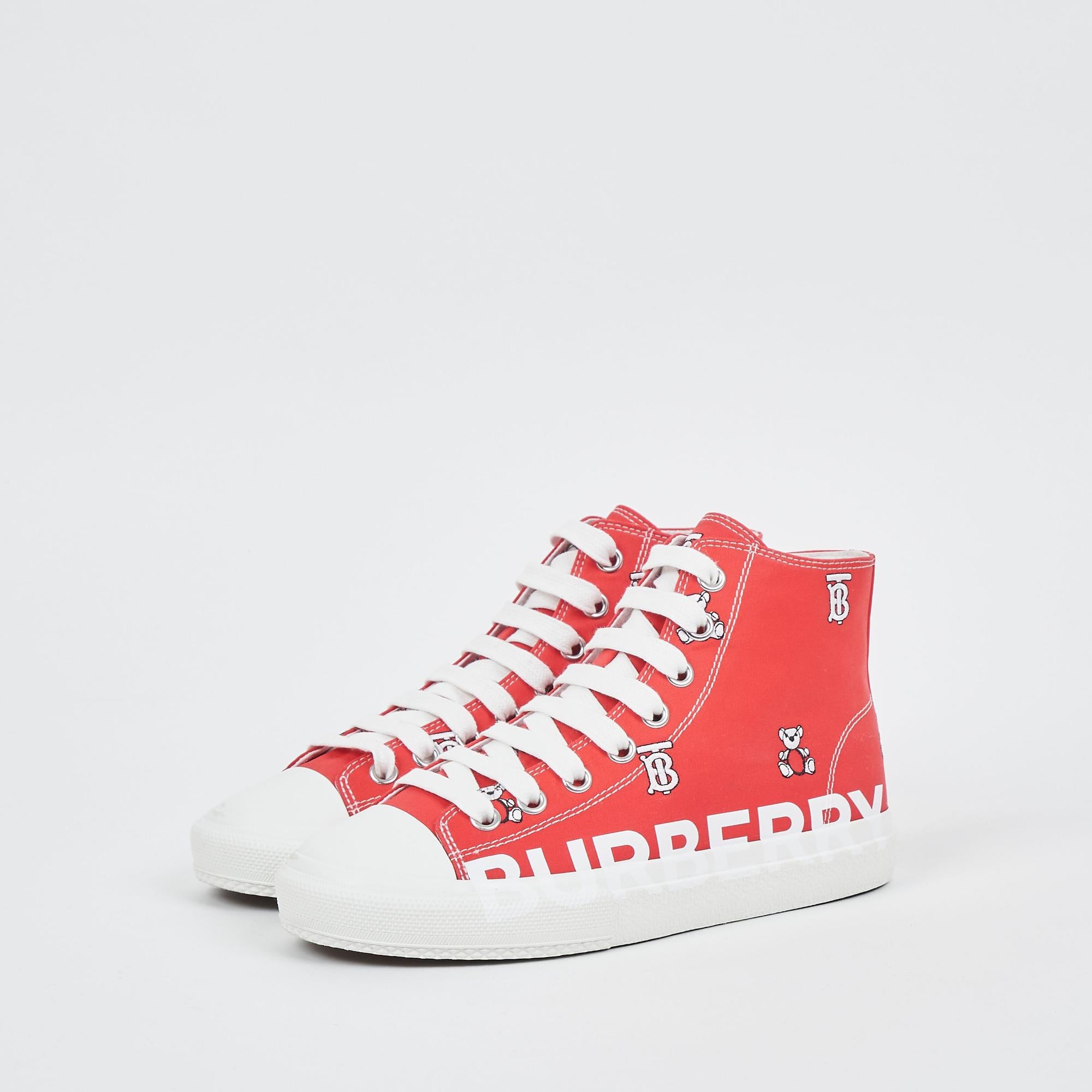 하이탑 디자인의 아동 스니커즈