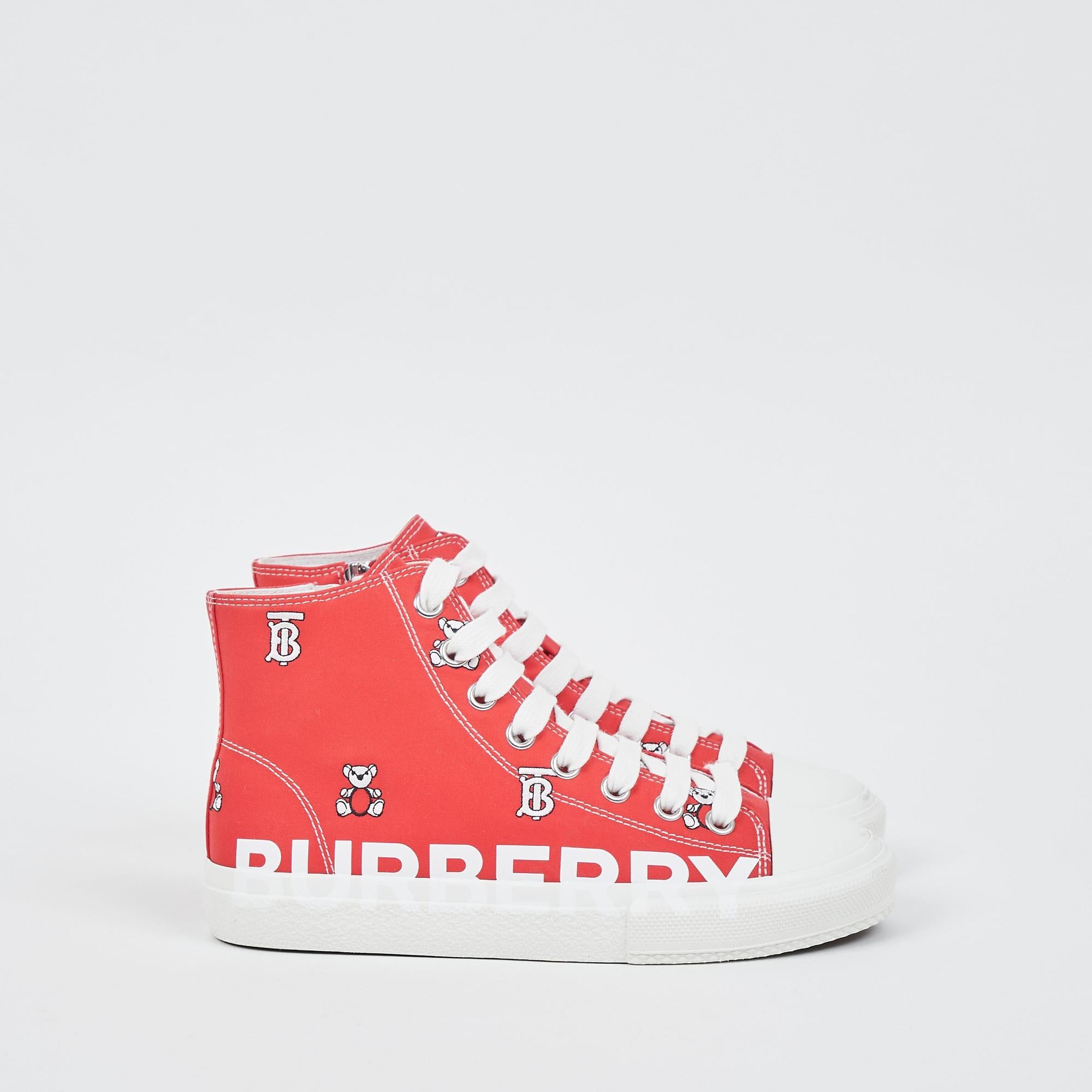 하이탑 디자인의 아동 스니커즈