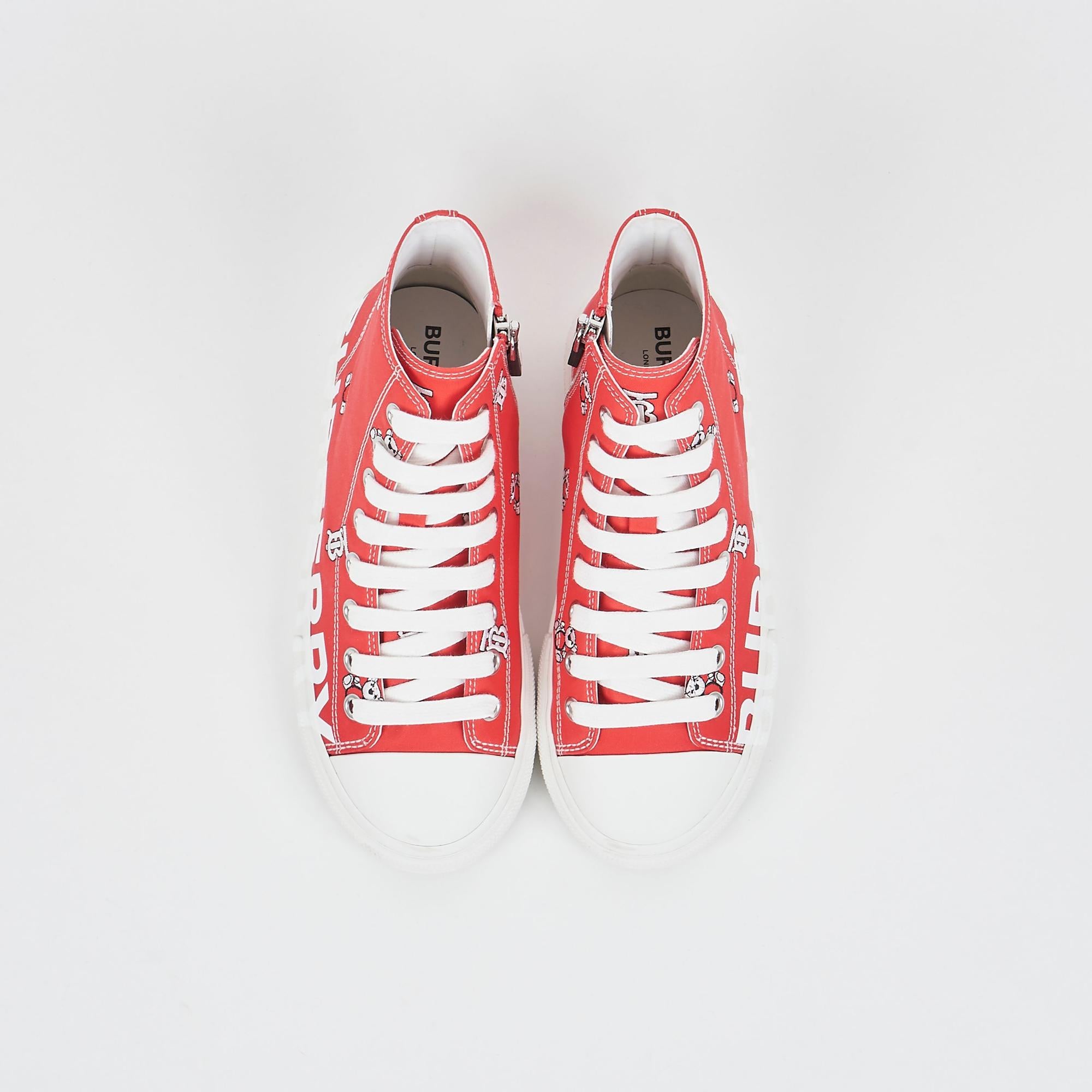 하이탑 디자인의 아동 스니커즈